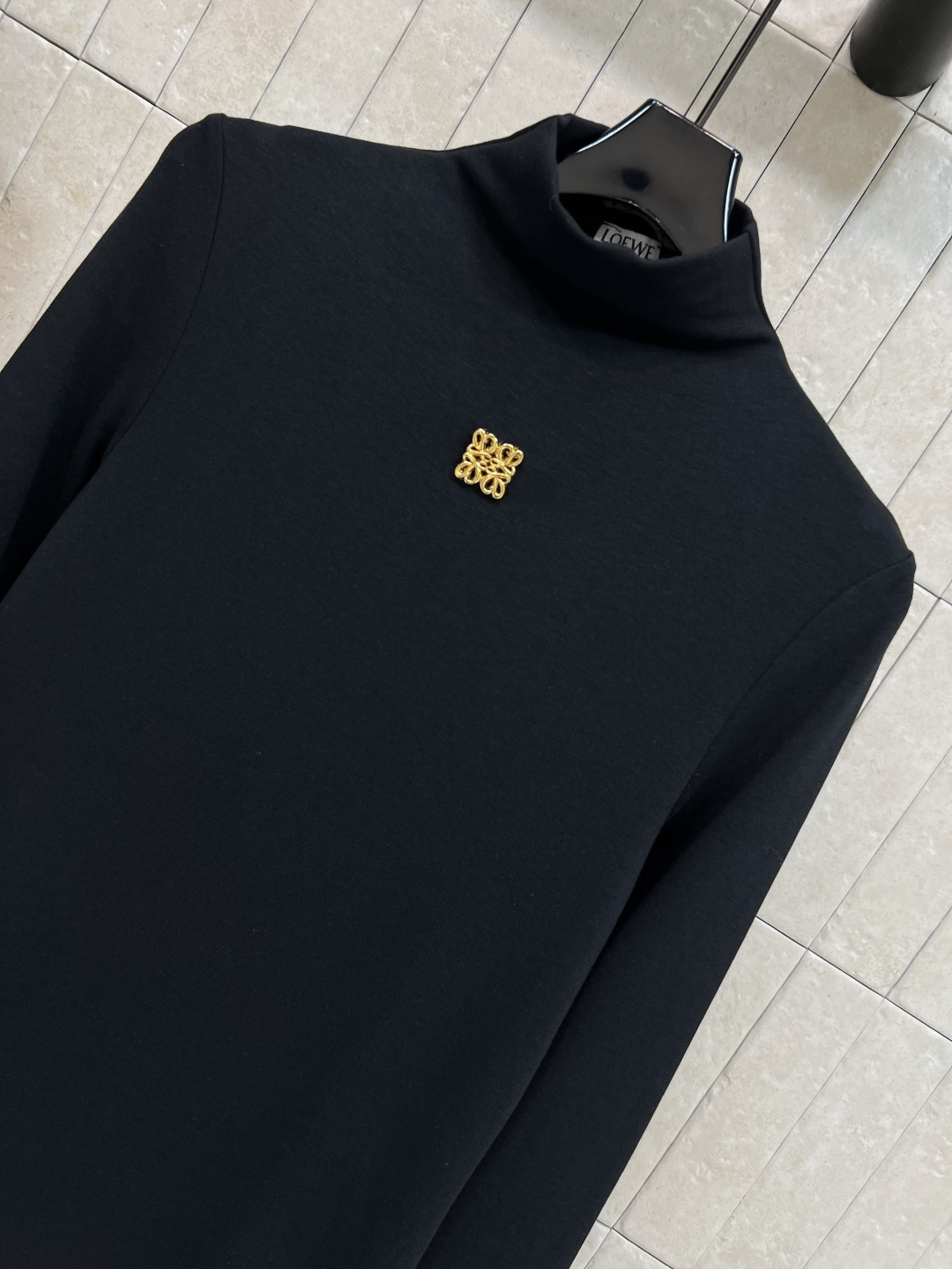 LW家 25秋冬新款 高领长袖打底连衣裙 简约高级的设计 打造舒适百搭单品 胸前经典的logo徽标点缀 