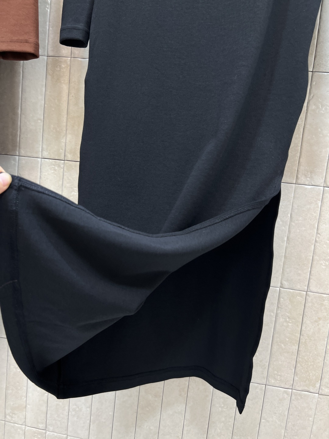 LW家 25秋冬新款 高领长袖打底连衣裙 简约高级的设计 打造舒适百搭单品 胸前经典的logo徽标点缀 