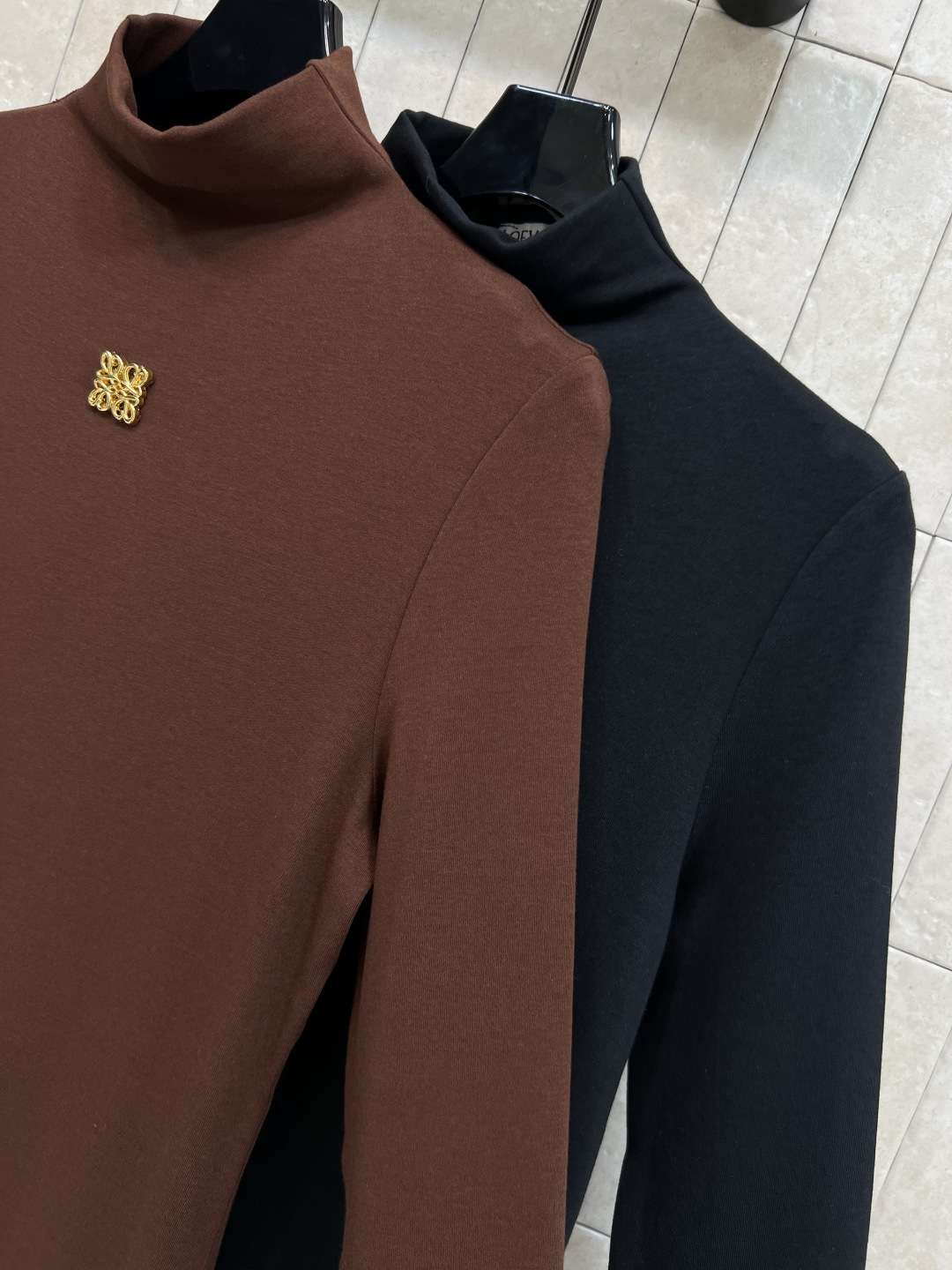 LW家 25秋冬新款 高领长袖打底连衣裙 简约高级的设计 打造舒适百搭单品 胸前经典的logo徽标点缀 