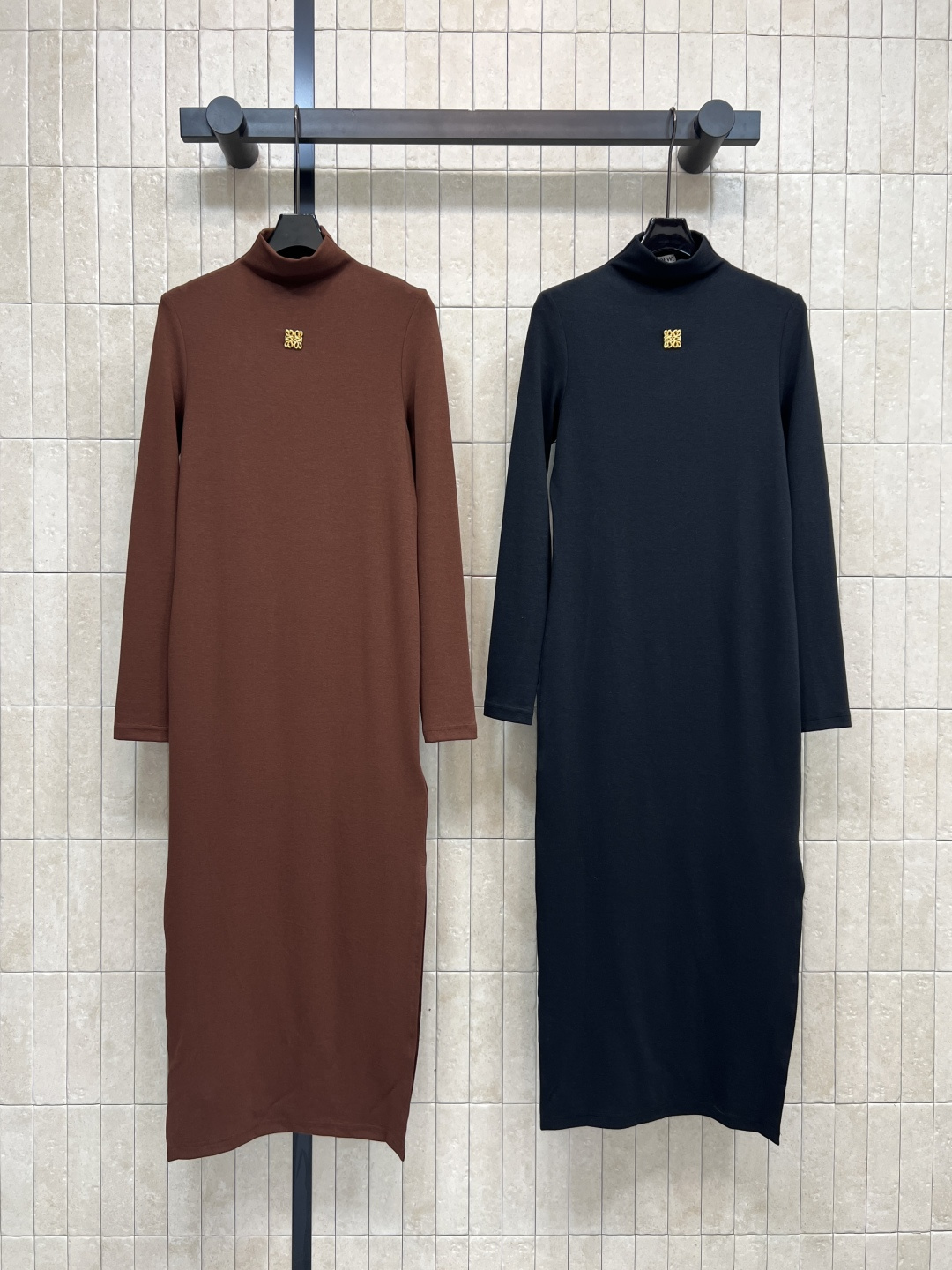 NO:560302,LW Home 25 new autumn and winter style high-neck long-sleeved bottoming dress. Simple and advanced design to create a comfortable and versatile item. Classic logo embellishment on the chest. The fabric is particularly soft, skin-friendly and comfortable. The side slit design of the skirt is a must-have bottoming tool for fair and beautiful women. It is good to wear alone and layered. It looks slim and tall. Two-color and three-code Size/S-M-L,,skirts,alexander wang19860909LW家 25秋冬新款 高领长袖打底连衣裙 简约高级的设计 打造舒适百搭单品 胸前经典的logo徽标点缀 面料是那种特别柔软的 亲肤又舒适 裙摆侧边开叉设计 白富美必备打底神器 单穿叠搭都很不错 显瘦显高绝绝子 两色三码Size/S-M-L,,skirts,alexander wang,Women's clothing