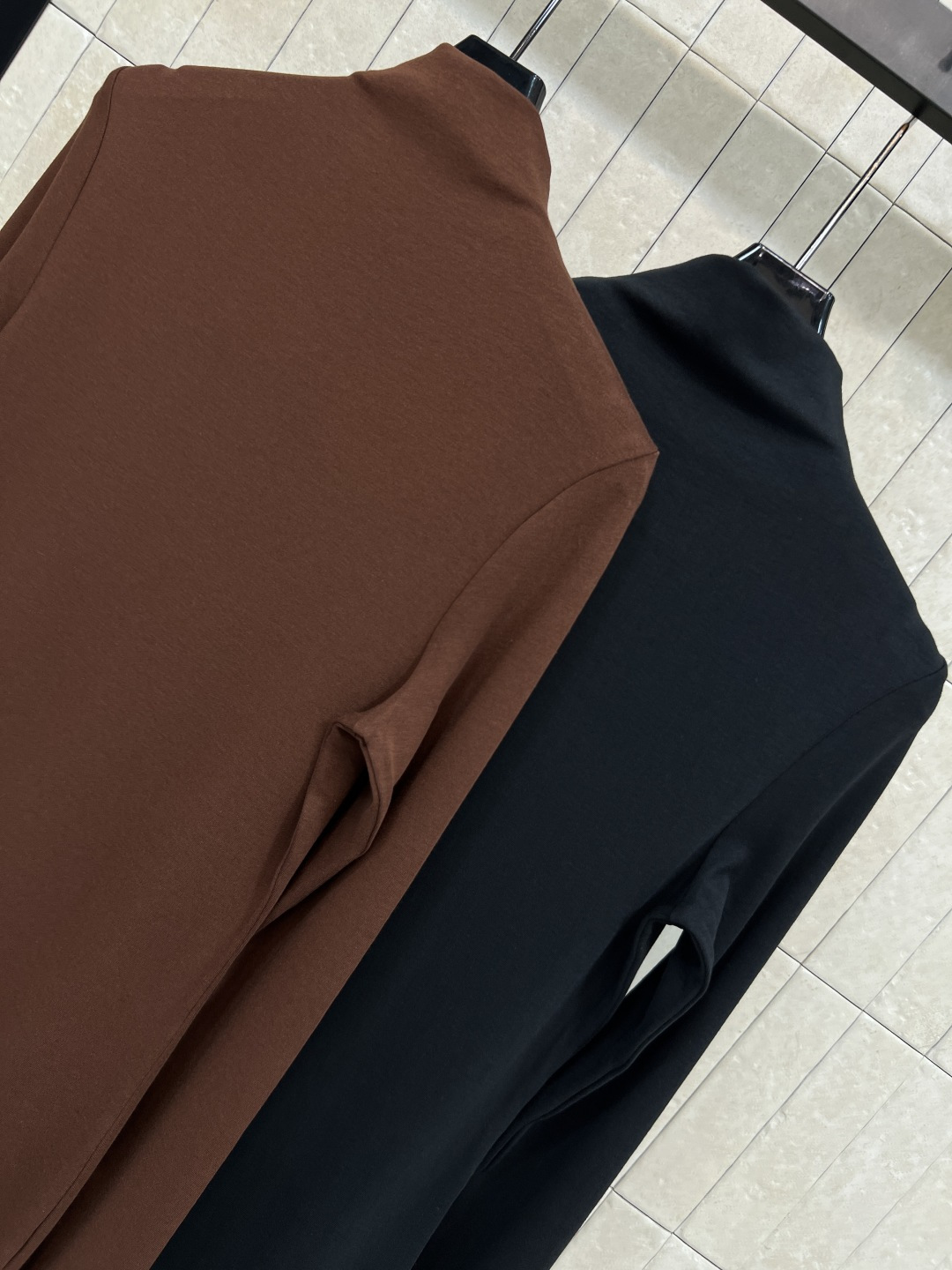 LW家 25秋冬新款 高领长袖打底连衣裙 简约高级的设计 打造舒适百搭单品 胸前经典的logo徽标点缀 