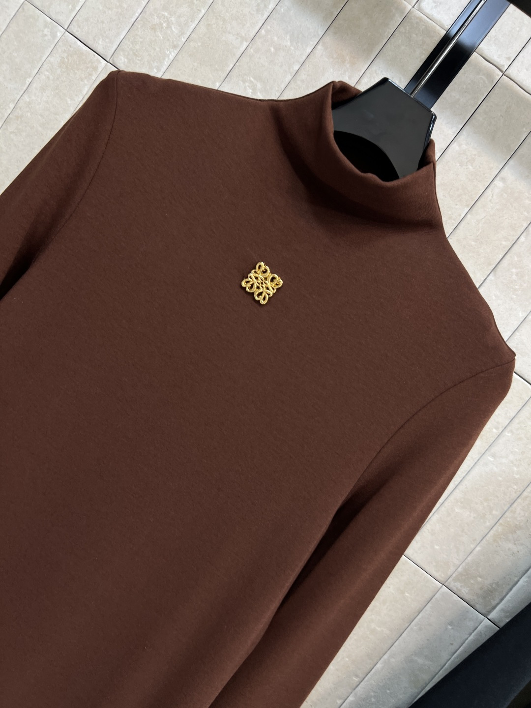 LW家 25秋冬新款 高领长袖打底连衣裙 简约高级的设计 打造舒适百搭单品 胸前经典的logo徽标点缀 