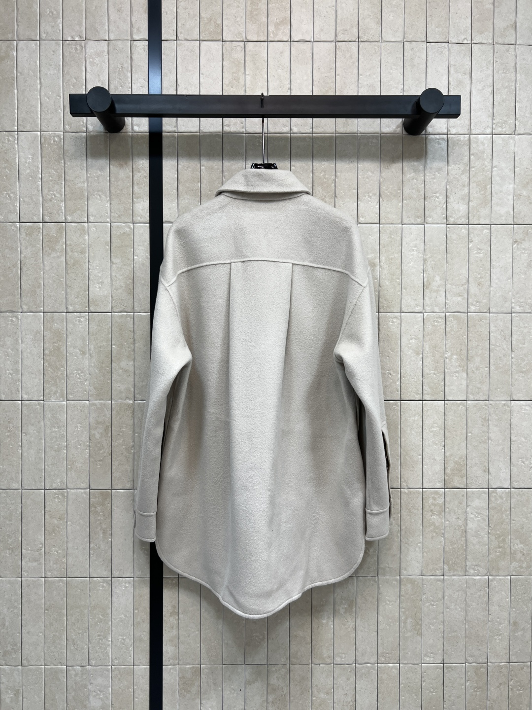 LW家 25秋冬新款 小羊皮口袋羊毛翻领衬衫外套 时尚单品彰显高定魅力 经典宽松衬衫版型剪裁 logo小