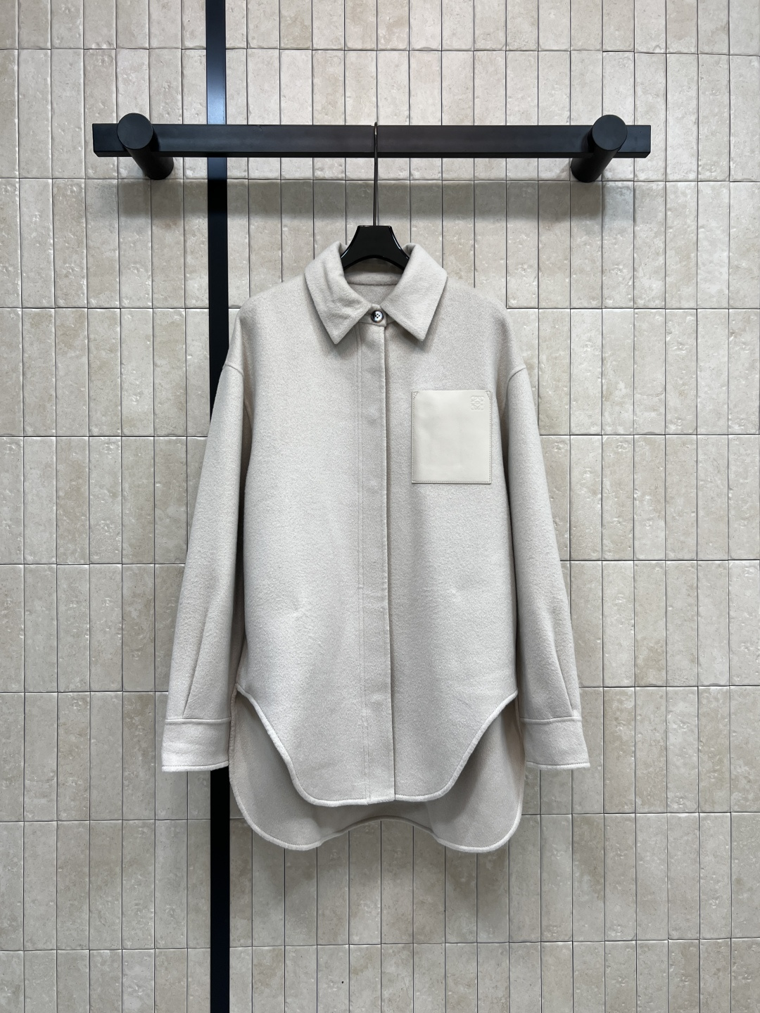 NO:560311,LW Home 25 new autumn and winter style Lambskin pocket wool lapel shirt jacket Fashion item shows the charm of haute couture Classic loose shirt cut with logo lambskin pocket decoration Fashionable and elegant Can be matched with a variety of styles Add sophistication Advanced simplicity Lazy but not loose Wool blended fabric Comfortable and stylish Easily interpret various fashionable styles Classic but not outdated Two colors and three codes Size/S-M-L,, jackets & coats, shirts, sheepskin, alexander wang19860909LW家 25秋冬新款 小羊皮口袋羊毛翻领衬衫外套 时尚单品彰显高定魅力 经典宽松衬衫版型剪裁 logo小羊皮口袋装饰 时尚优雅 可与更种造型搭配 增添精致 高级简约 慵懒而不松散 羊毛混纺面料 舒适有型 轻松演绎多样时髦造型 经典不过时 两色三码Size/S-M-L,,jackets & coats,shirts,sheepskin,alexander wang,Women's clothing