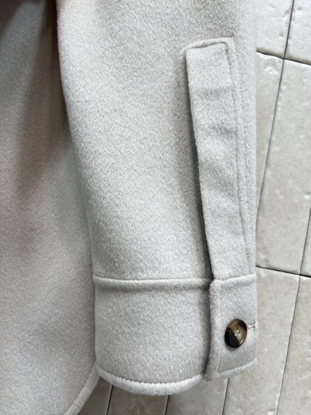 LW家 25秋冬新款 小羊皮口袋羊毛翻领衬衫外套 时尚单品彰显高定魅力 经典宽松衬衫版型剪裁 logo小