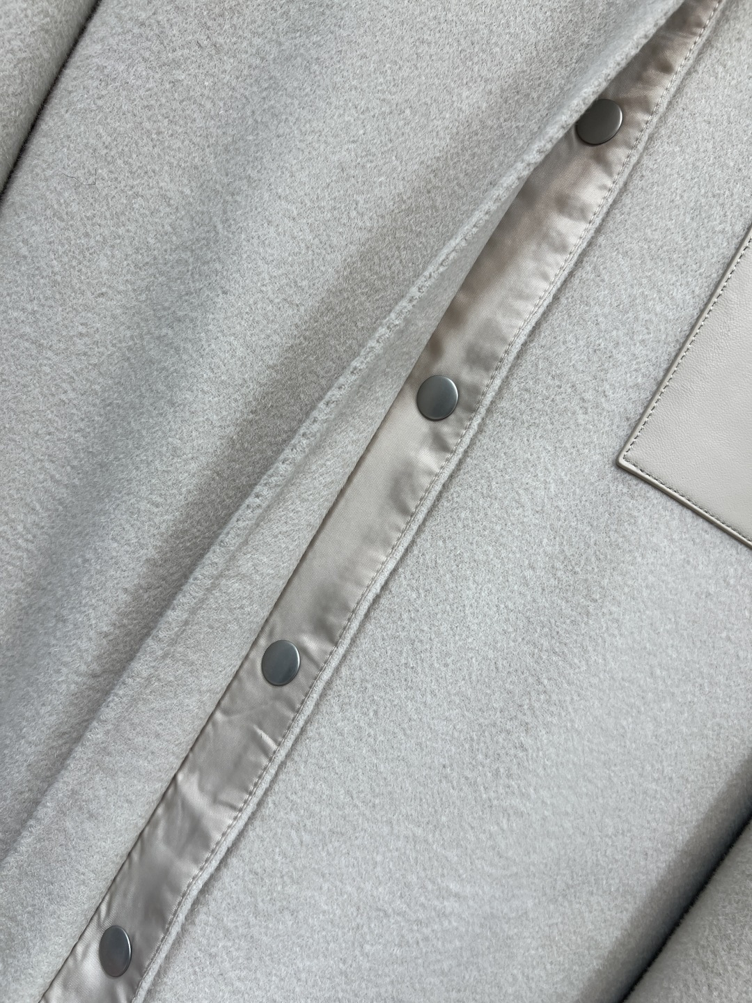 LW家 25秋冬新款 小羊皮口袋羊毛翻领衬衫外套 时尚单品彰显高定魅力 经典宽松衬衫版型剪裁 logo小