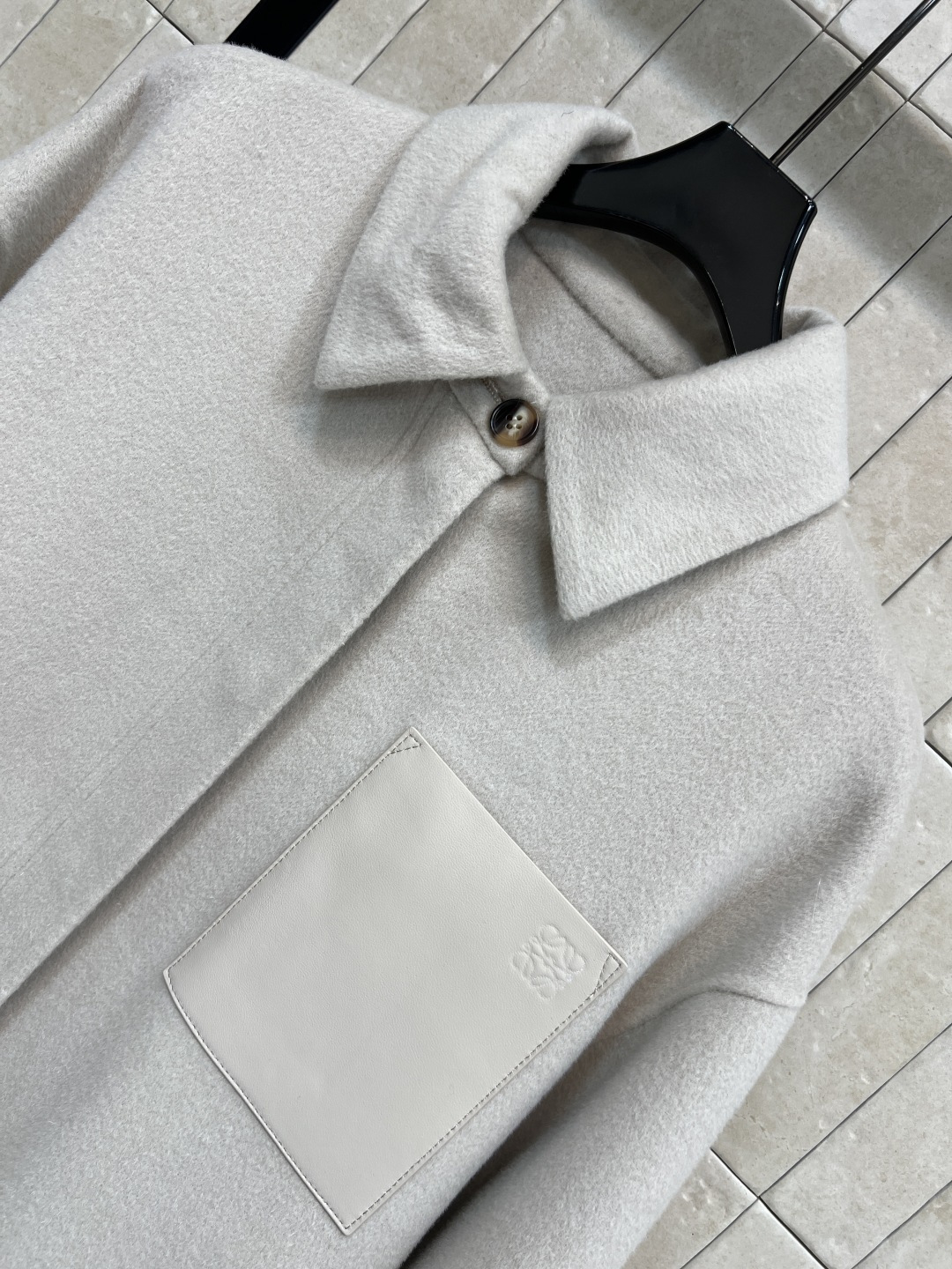 LW家 25秋冬新款 小羊皮口袋羊毛翻领衬衫外套 时尚单品彰显高定魅力 经典宽松衬衫版型剪裁 logo小