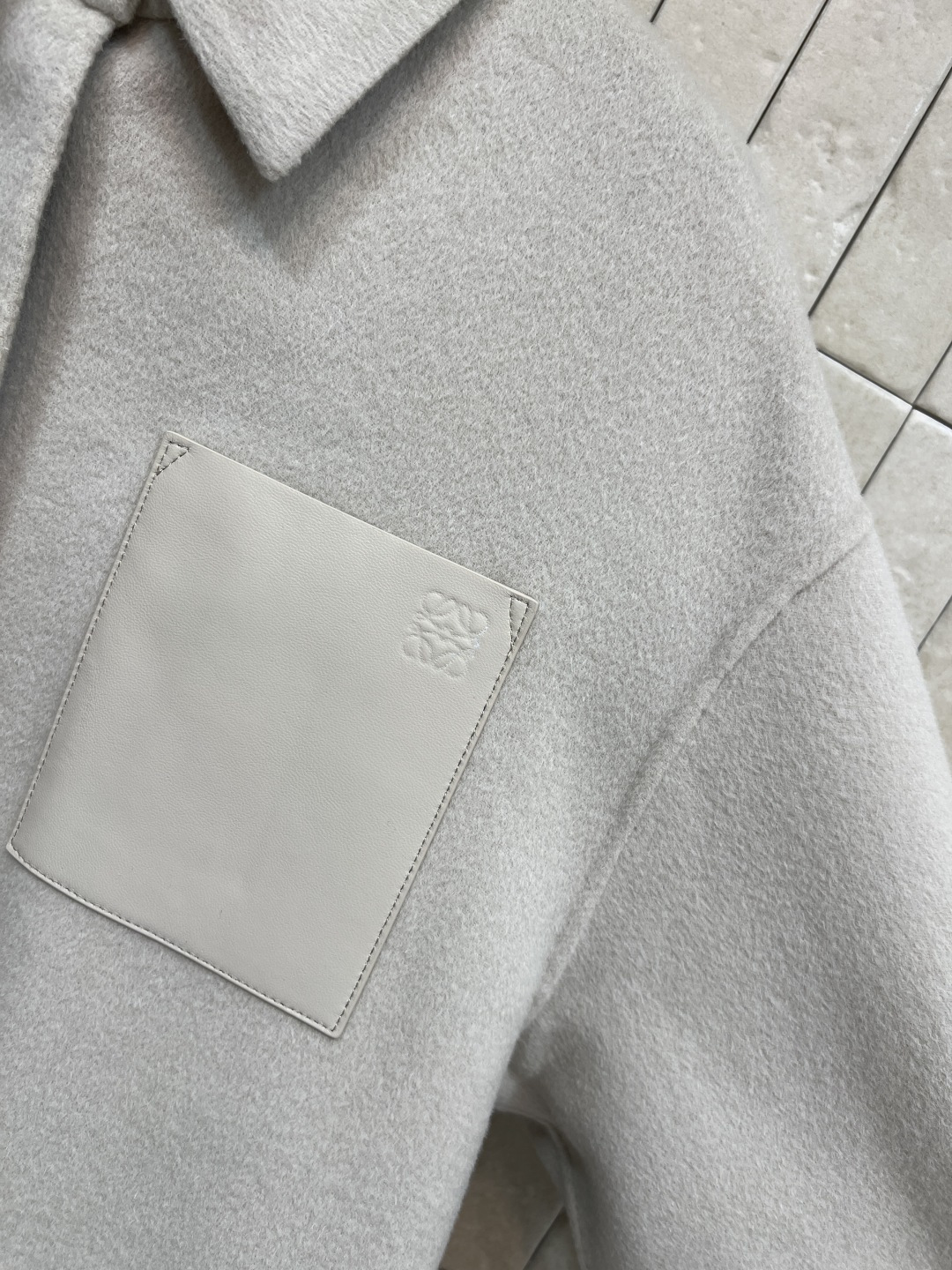 LW家 25秋冬新款 小羊皮口袋羊毛翻领衬衫外套 时尚单品彰显高定魅力 经典宽松衬衫版型剪裁 logo小