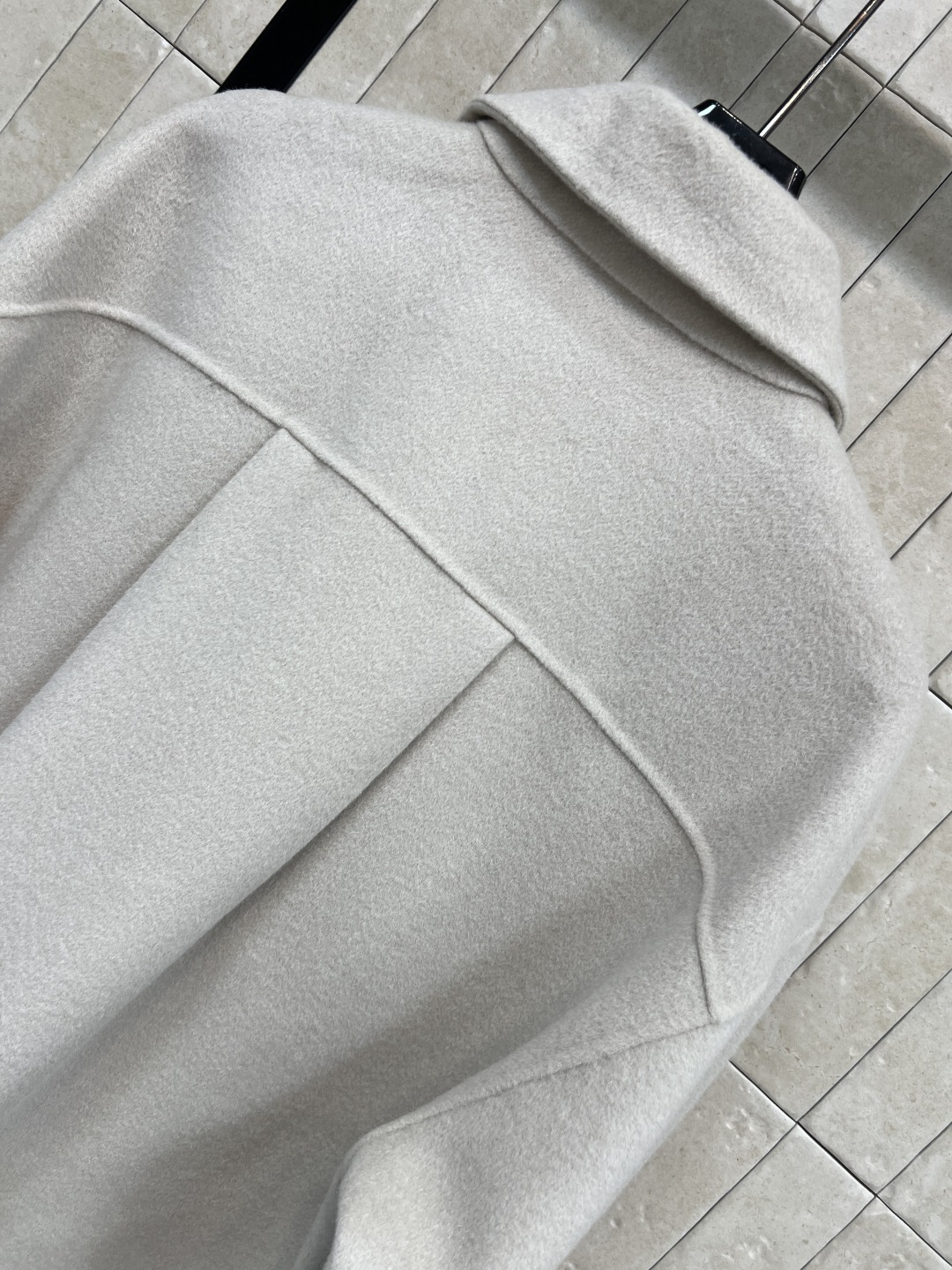 LW家 25秋冬新款 小羊皮口袋羊毛翻领衬衫外套 时尚单品彰显高定魅力 经典宽松衬衫版型剪裁 logo小