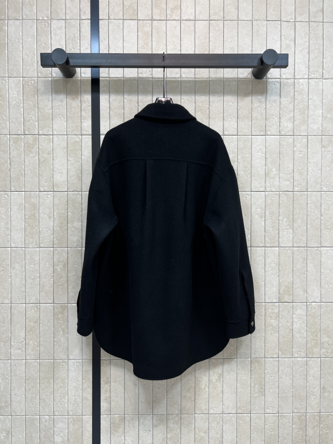 LW家 25秋冬新款 小羊皮口袋羊毛翻领衬衫外套 时尚单品彰显高定魅力 经典宽松衬衫版型剪裁 logo小