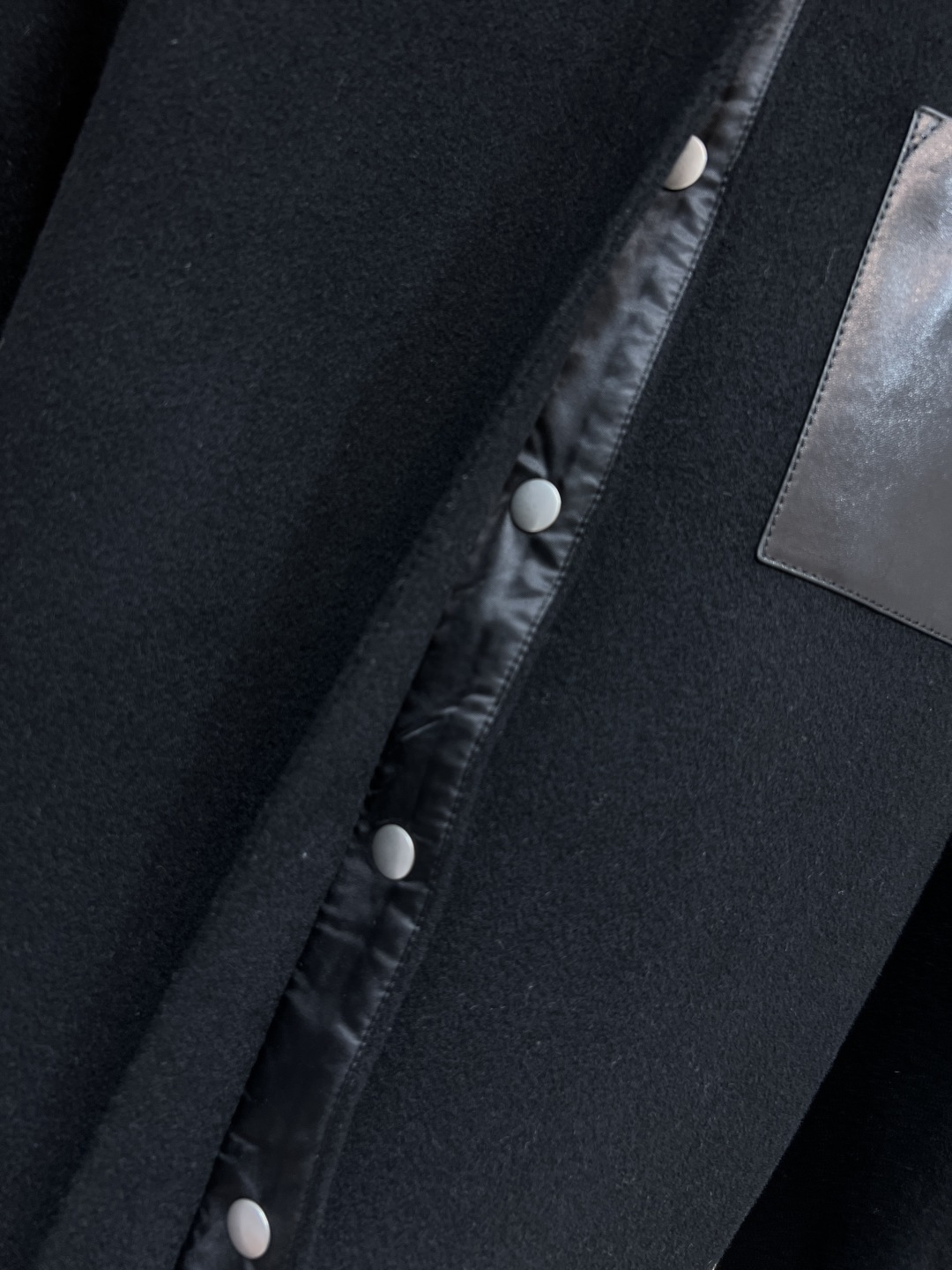 LW家 25秋冬新款 小羊皮口袋羊毛翻领衬衫外套 时尚单品彰显高定魅力 经典宽松衬衫版型剪裁 logo小