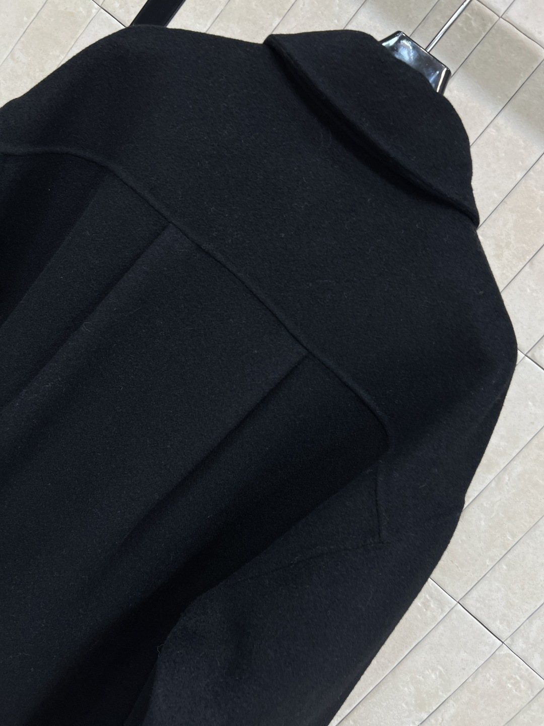 LW家 25秋冬新款 小羊皮口袋羊毛翻领衬衫外套 时尚单品彰显高定魅力 经典宽松衬衫版型剪裁 logo小