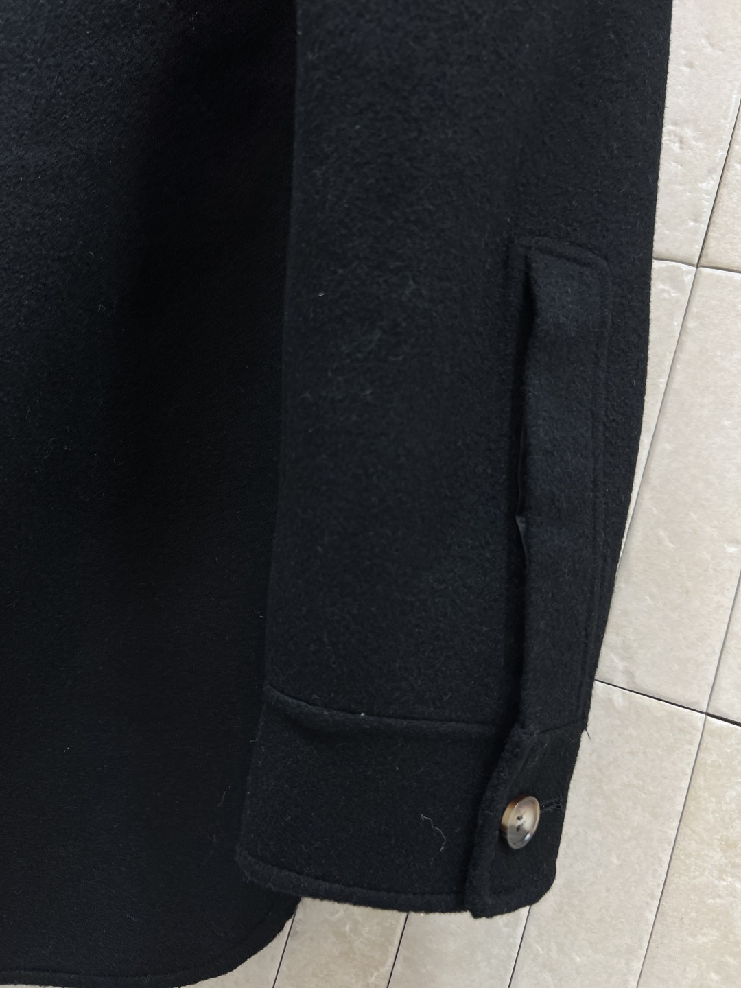 LW家 25秋冬新款 小羊皮口袋羊毛翻领衬衫外套 时尚单品彰显高定魅力 经典宽松衬衫版型剪裁 logo小