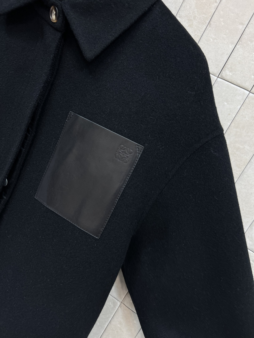 LW家 25秋冬新款 小羊皮口袋羊毛翻领衬衫外套 时尚单品彰显高定魅力 经典宽松衬衫版型剪裁 logo小