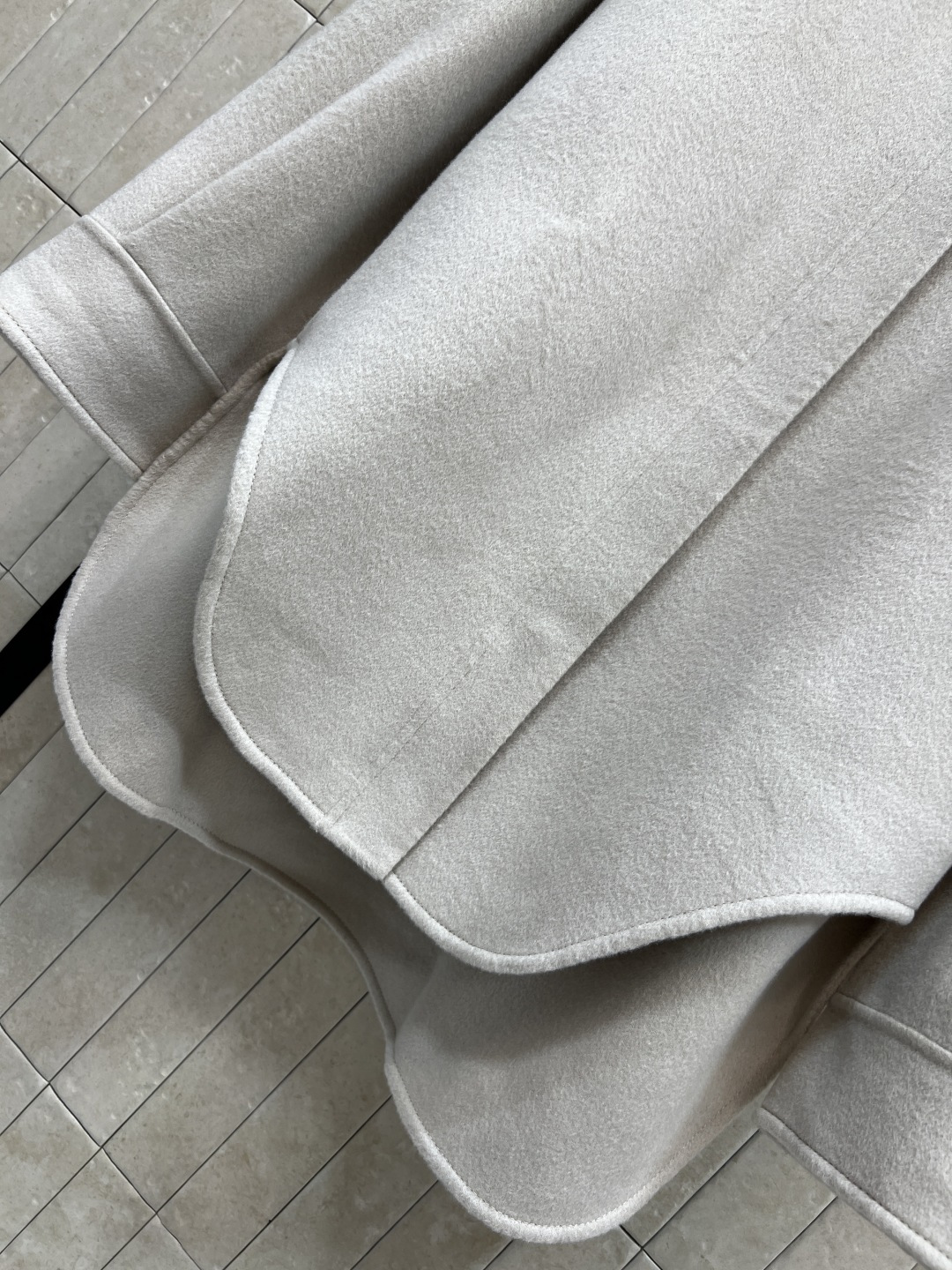 LW家 25秋冬新款 小羊皮口袋羊毛翻领衬衫外套 时尚单品彰显高定魅力 经典宽松衬衫版型剪裁 logo小