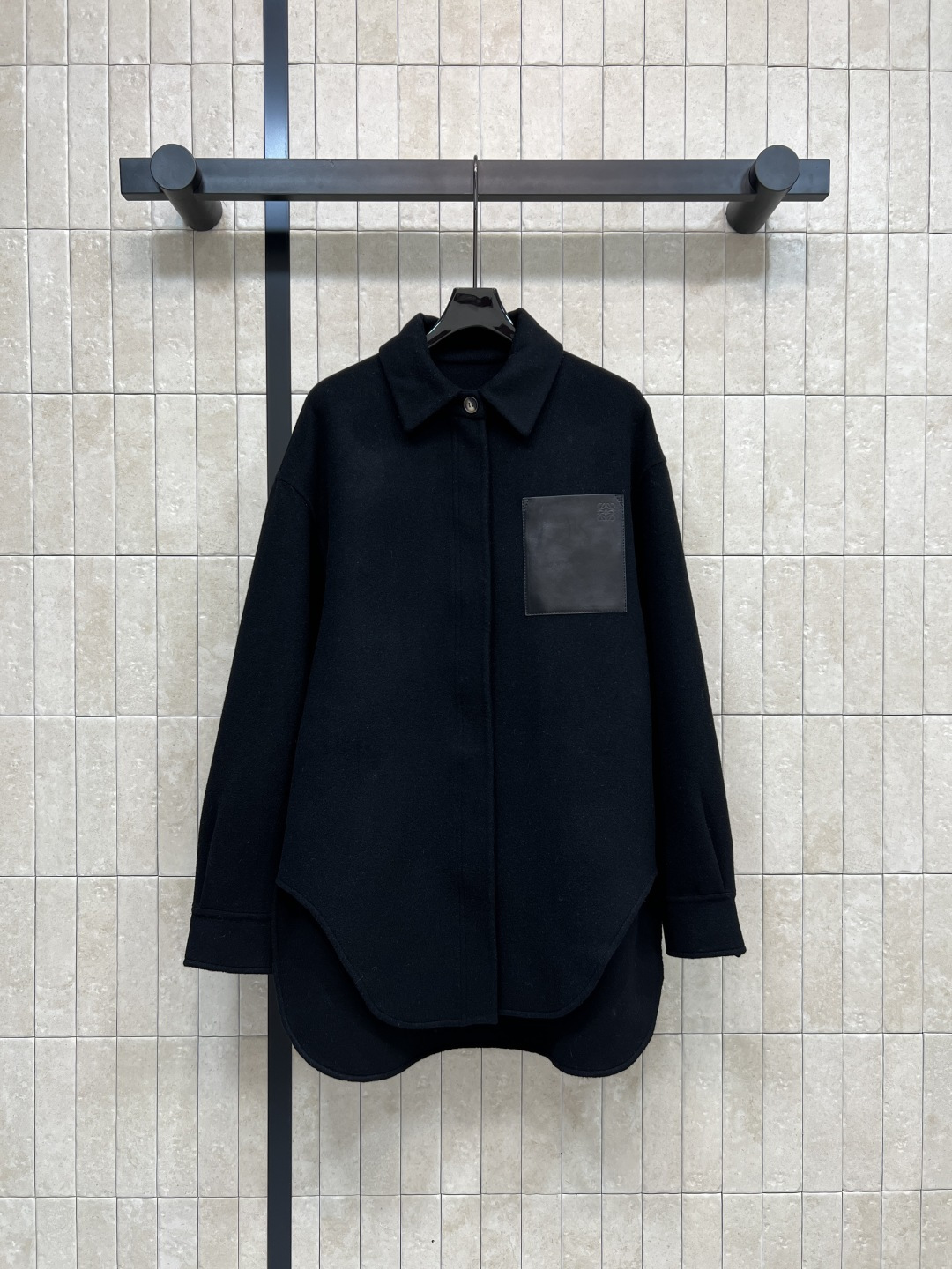 NO:560319,LW Home 25 new autumn and winter style Lambskin pocket wool lapel shirt jacket Fashion item shows the charm of haute couture Classic loose shirt cut with logo lambskin pocket decoration Fashionable and elegant Can be matched with a variety of styles Add sophistication Advanced simplicity Lazy but not loose Wool blended fabric Comfortable and stylish Easily interpret various fashionable styles Classic but not outdated Two colors and three codes Size/S-M-L,, jackets & coats, shirts, sheepskin, alexander wang19860909LW家 25秋冬新款 小羊皮口袋羊毛翻领衬衫外套 时尚单品彰显高定魅力 经典宽松衬衫版型剪裁 logo小羊皮口袋装饰 时尚优雅 可与更种造型搭配 增添精致 高级简约 慵懒而不松散 羊毛混纺面料 舒适有型 轻松演绎多样时髦造型 经典不过时 两色三码Size/S-M-L,,jackets & coats,shirts,sheepskin,alexander wang,Women's clothing