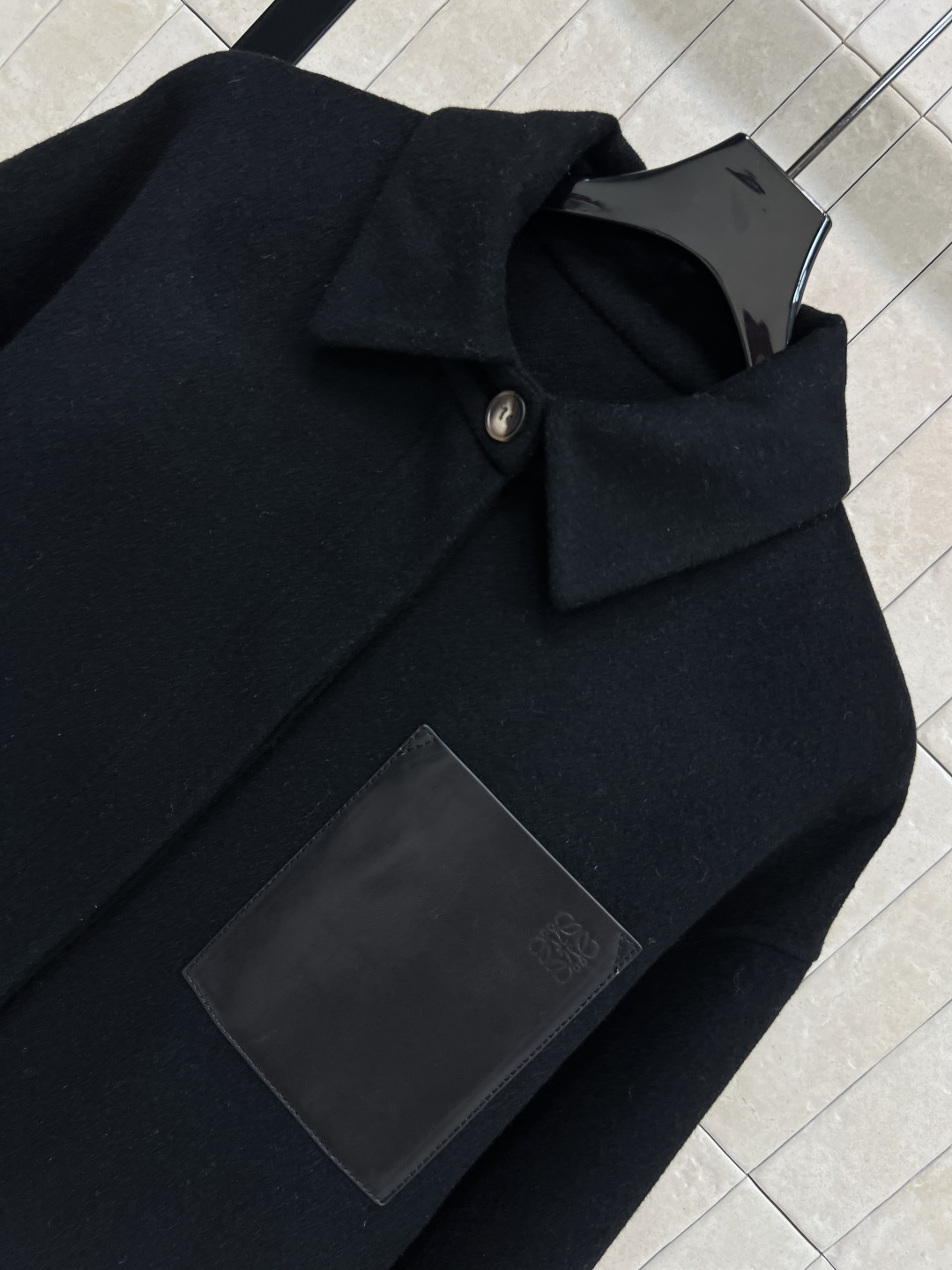 LW家 25秋冬新款 小羊皮口袋羊毛翻领衬衫外套 时尚单品彰显高定魅力 经典宽松衬衫版型剪裁 logo小