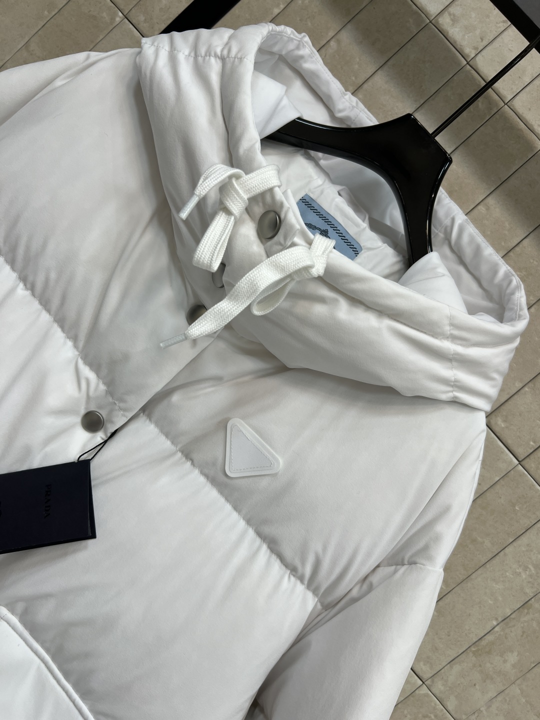 PD家 25秋冬新款 连帽羽绒服外套 胸前经典字母三角标点缀 经典百搭款 连帽宽松面包版型 里面抽绳收腰