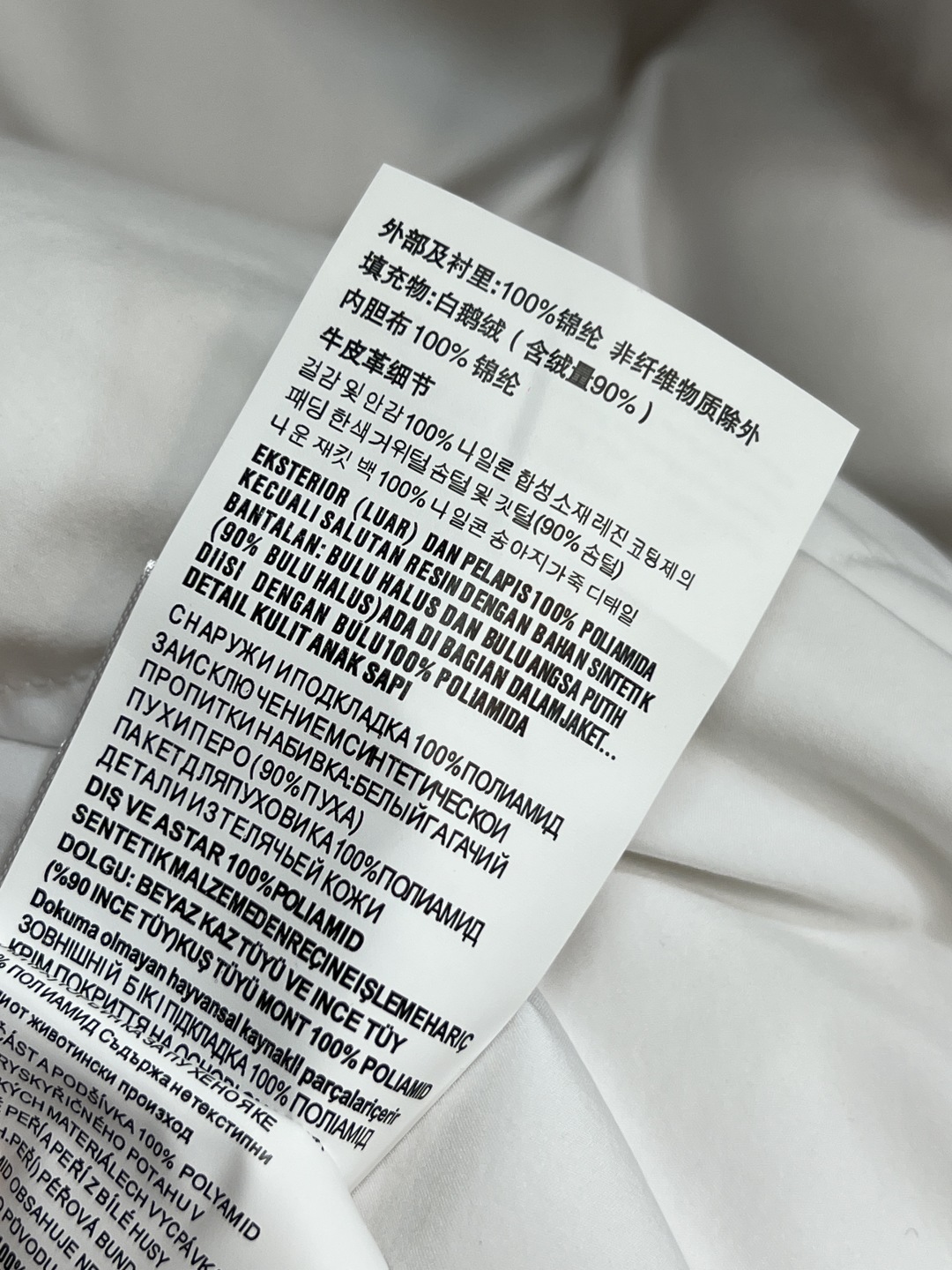 PD家 25秋冬新款 连帽羽绒服外套 胸前经典字母三角标点缀 经典百搭款 连帽宽松面包版型 里面抽绳收腰