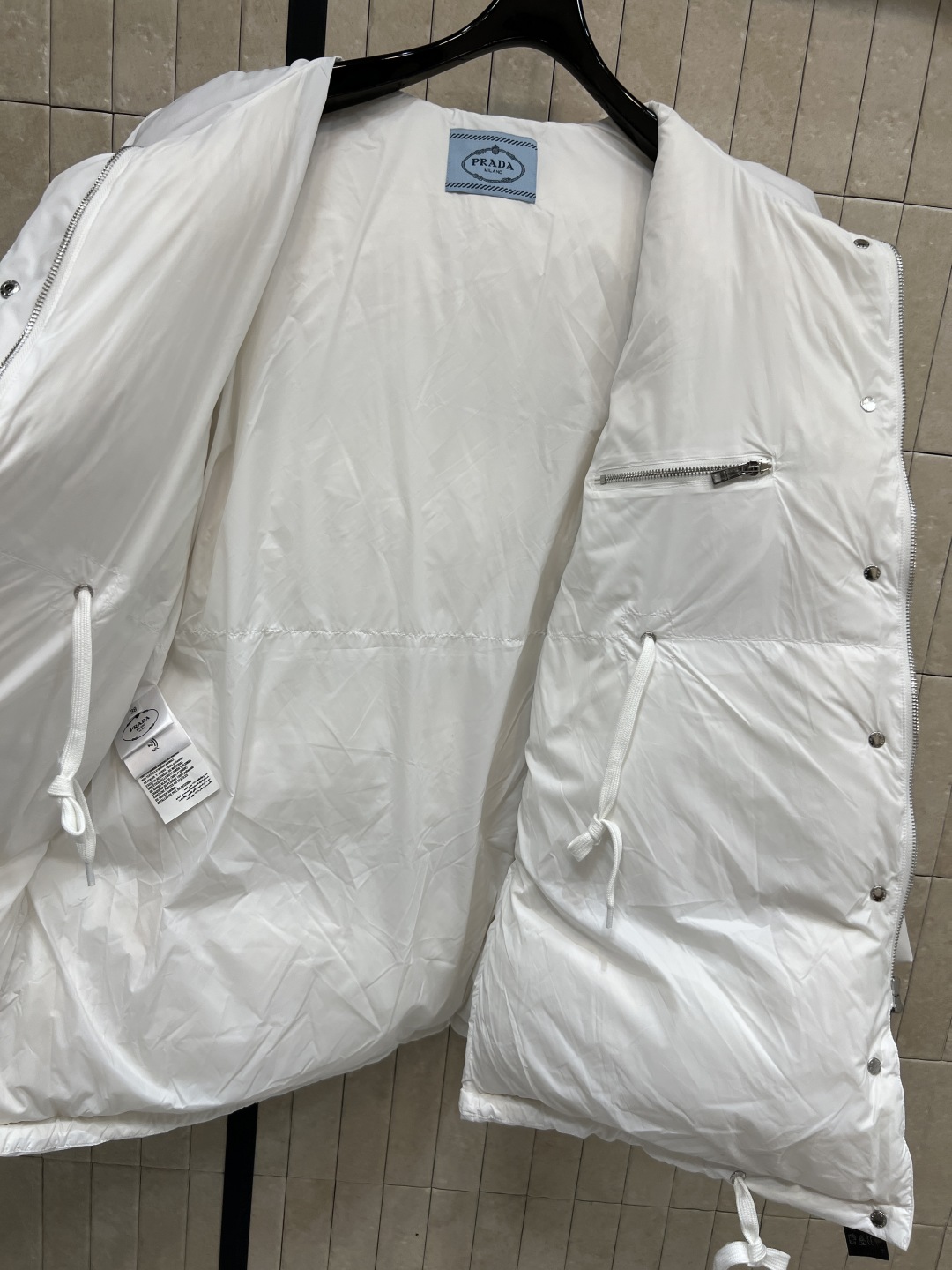 PD家 25秋冬新款 连帽羽绒服外套 胸前经典字母三角标点缀 经典百搭款 连帽宽松面包版型 里面抽绳收腰
