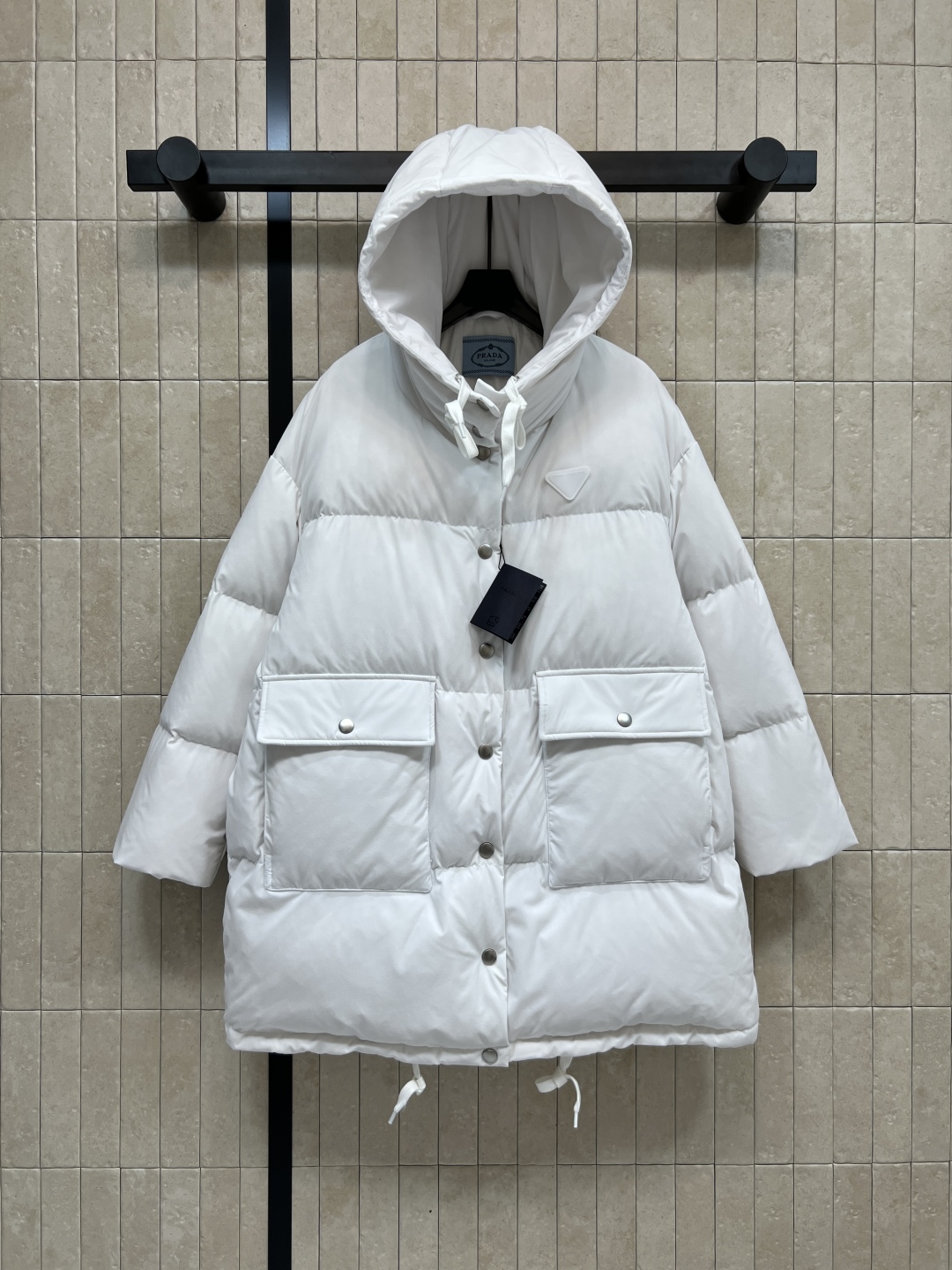 PD家 25秋冬新款 连帽羽绒服外套 胸前经典字母三角标点缀 经典百搭款 连帽宽松面包版型 里面抽绳收腰