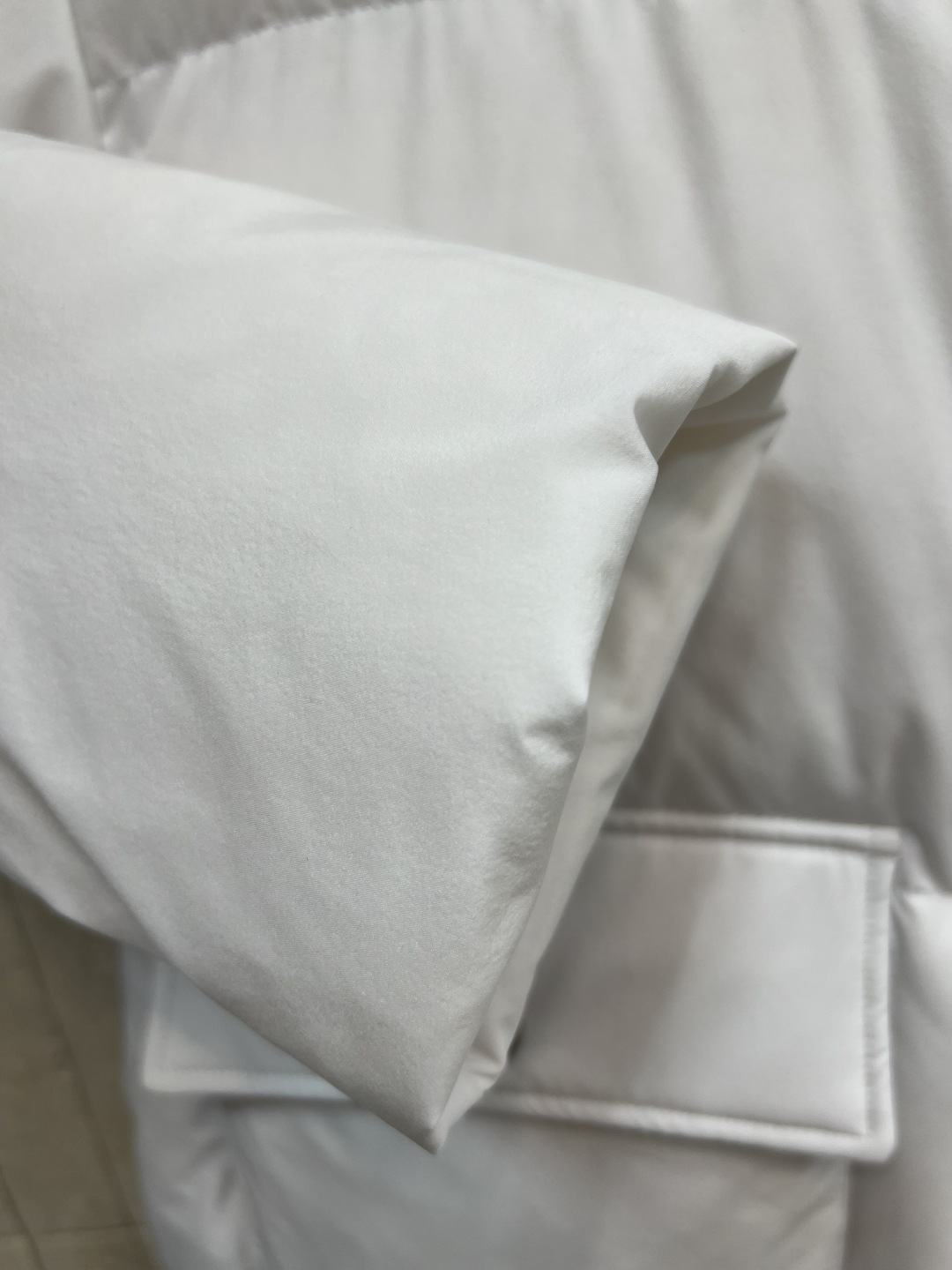 PD家 25秋冬新款 连帽羽绒服外套 胸前经典字母三角标点缀 经典百搭款 连帽宽松面包版型 里面抽绳收腰