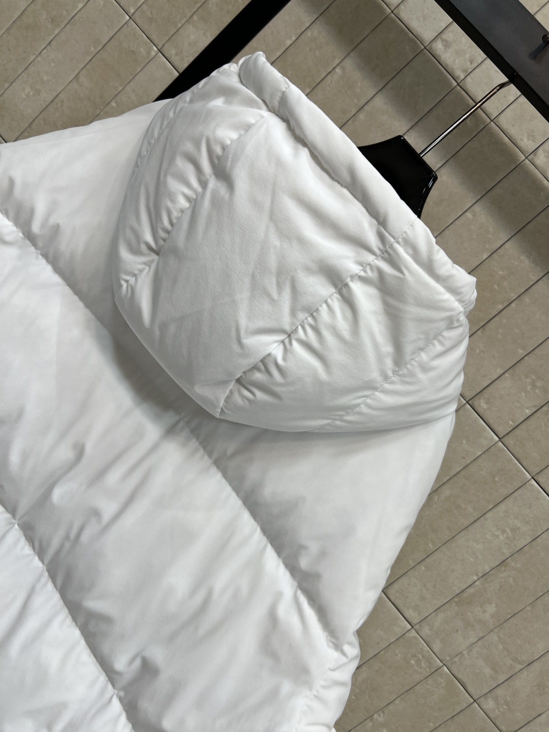 PD家 25秋冬新款 连帽羽绒服外套 胸前经典字母三角标点缀 经典百搭款 连帽宽松面包版型 里面抽绳收腰