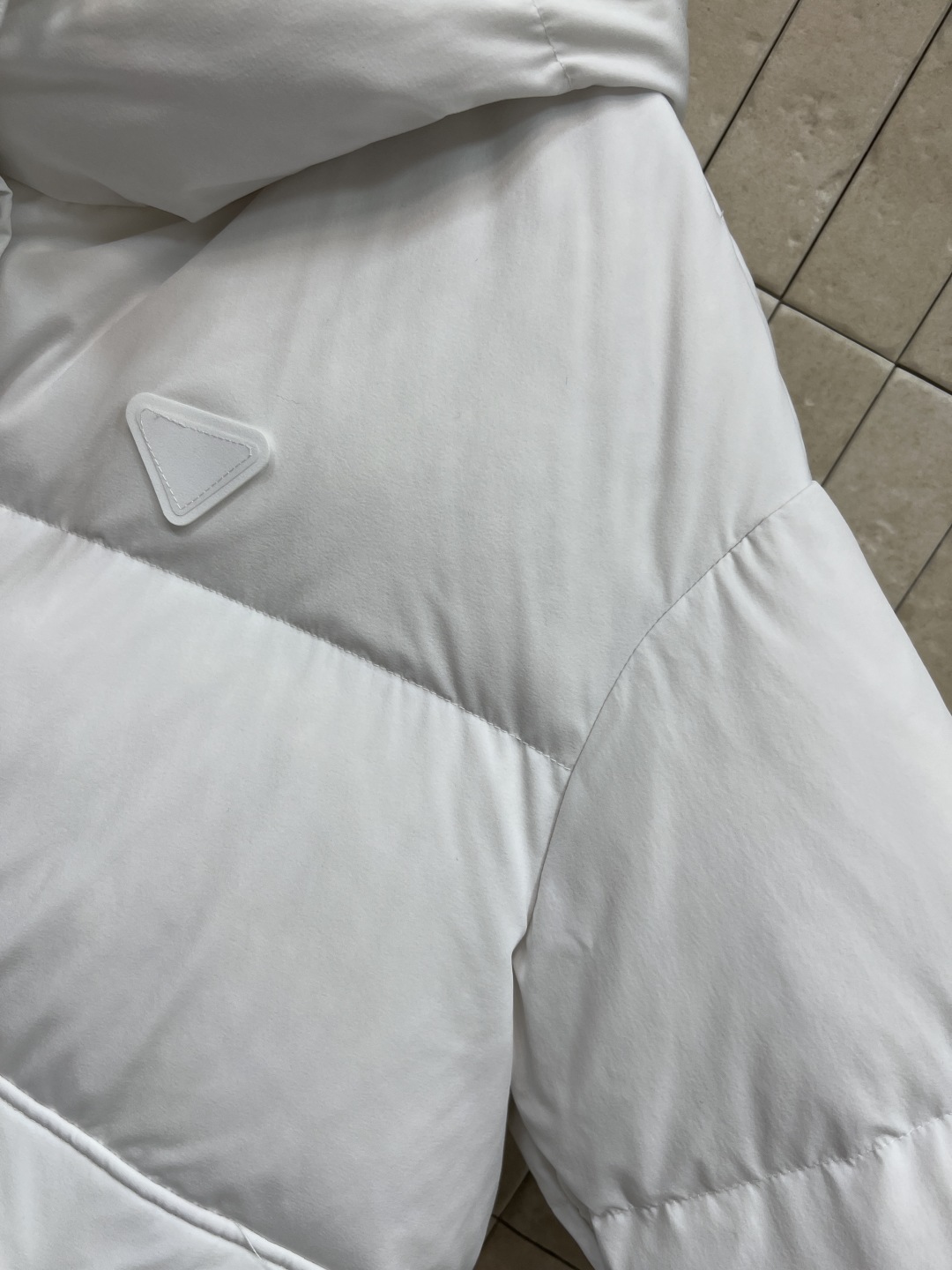 PD家 25秋冬新款 连帽羽绒服外套 胸前经典字母三角标点缀 经典百搭款 连帽宽松面包版型 里面抽绳收腰