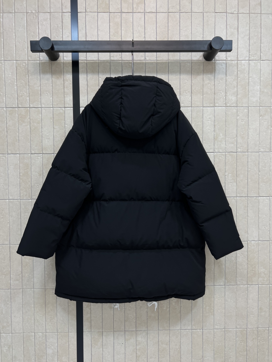 PD家 25秋冬新款 连帽羽绒服外套 胸前经典字母三角标点缀 经典百搭款 连帽宽松面包版型 里面抽绳收腰