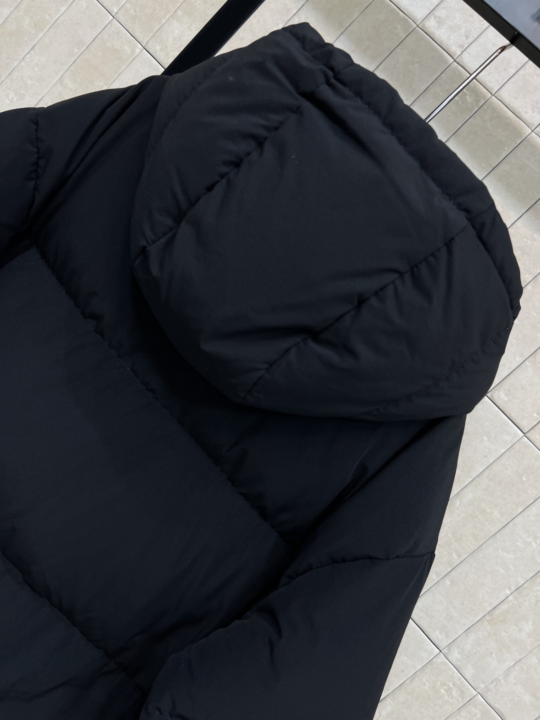 PD家 25秋冬新款 连帽羽绒服外套 胸前经典字母三角标点缀 经典百搭款 连帽宽松面包版型 里面抽绳收腰