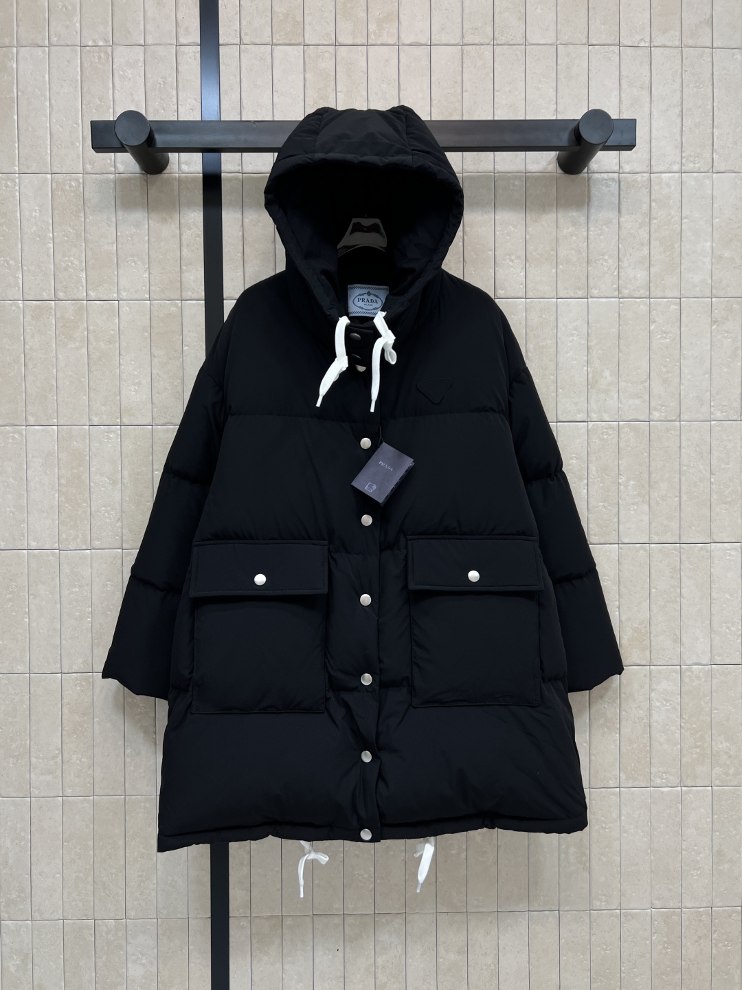 PD家 25秋冬新款 连帽羽绒服外套 胸前经典字母三角标点缀 经典百搭款 连帽宽松面包版型 里面抽绳收腰