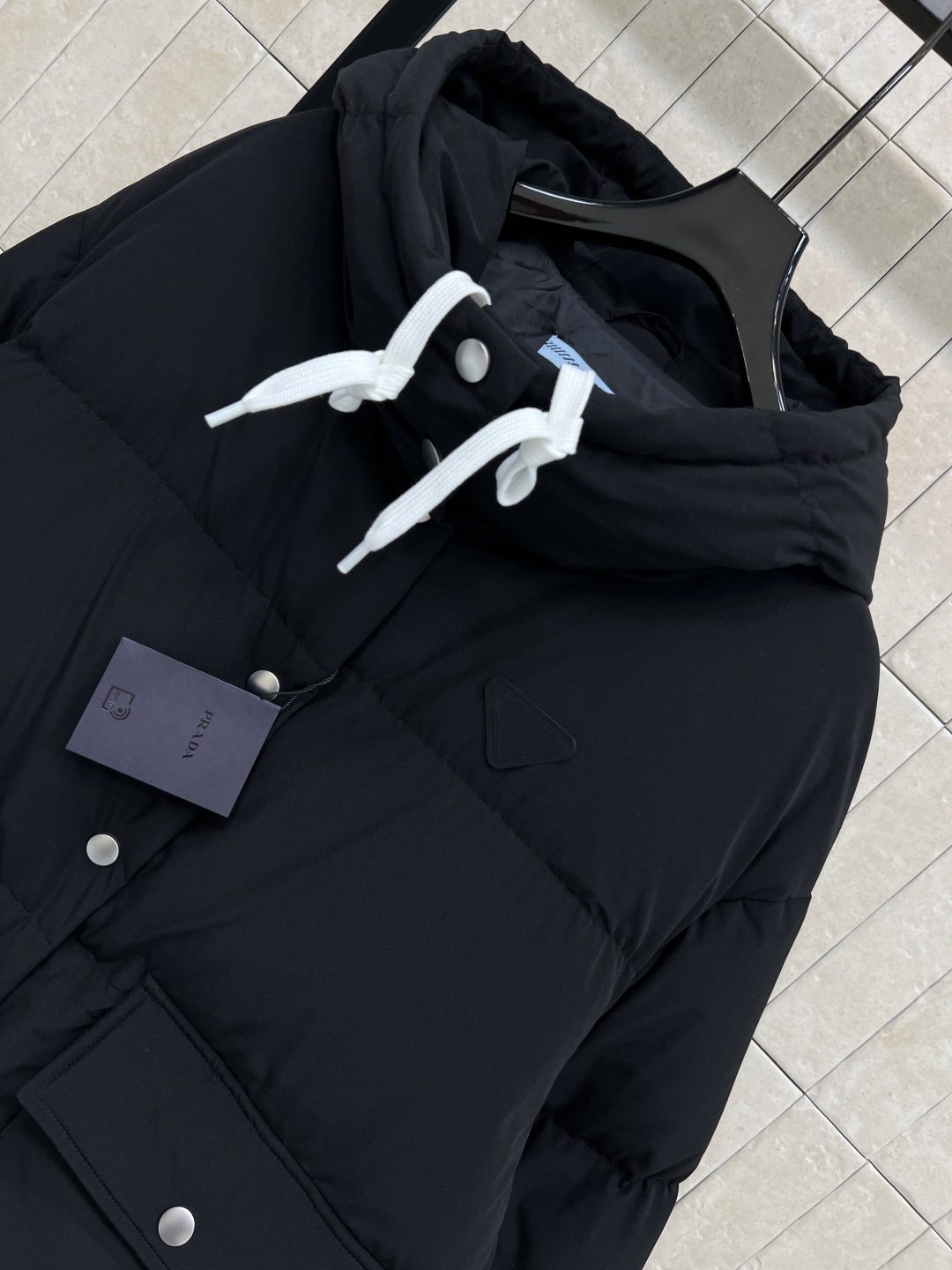 PD家 25秋冬新款 连帽羽绒服外套 胸前经典字母三角标点缀 经典百搭款 连帽宽松面包版型 里面抽绳收腰