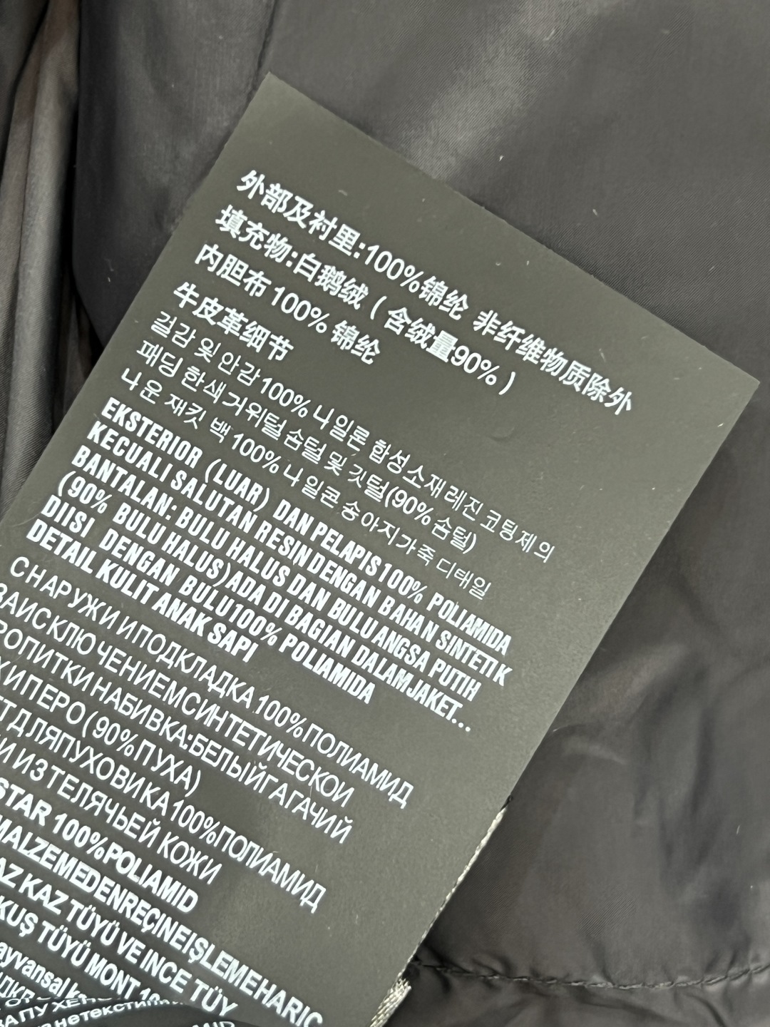 PD家 25秋冬新款 连帽羽绒服外套 胸前经典字母三角标点缀 经典百搭款 连帽宽松面包版型 里面抽绳收腰