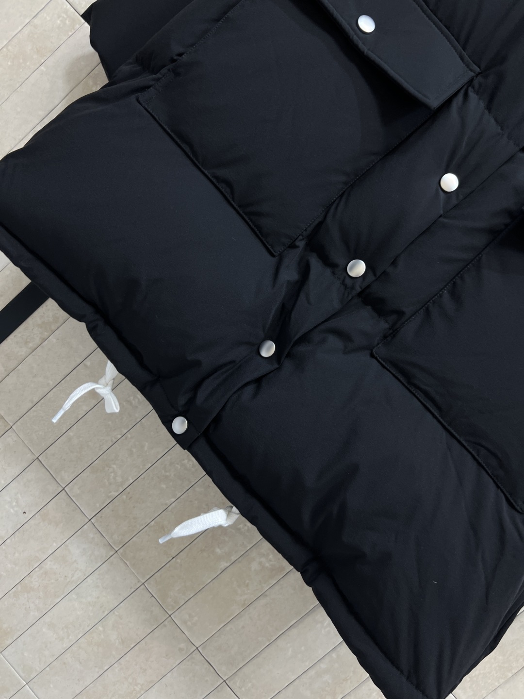 PD家 25秋冬新款 连帽羽绒服外套 胸前经典字母三角标点缀 经典百搭款 连帽宽松面包版型 里面抽绳收腰