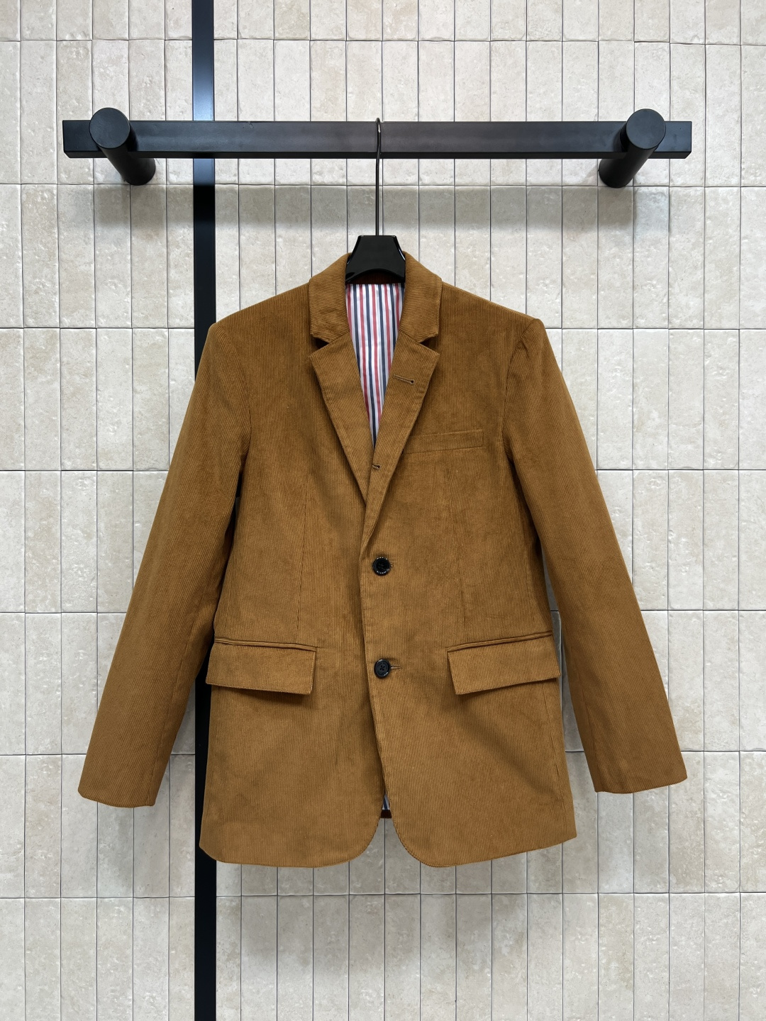 NO:560341,TB Home's 25 new autumn and winter style corduroy suit jacket, super good-looking, improves your temperament in one second, suit small lapel, YB custom-made classic color strip element lining, lapel three-dimensional slim tailoring version, the whole version is very slim and has a casual style, one color and three sizes Size/S-M-L,,jackets & coats,business suit,alexander wang19860909TB家 25秋冬新款 灯芯绒西装外套 超高颜值 一秒提升气质感 西装小翻领 YB定制的经典彩条元素里衬 翻领立体修身剪裁版型 整个版型非常藏肉显瘦 自带休闲风 一色三码 Size/S-M-L,,jackets & coats,business suit,alexander wang,Women's clothing