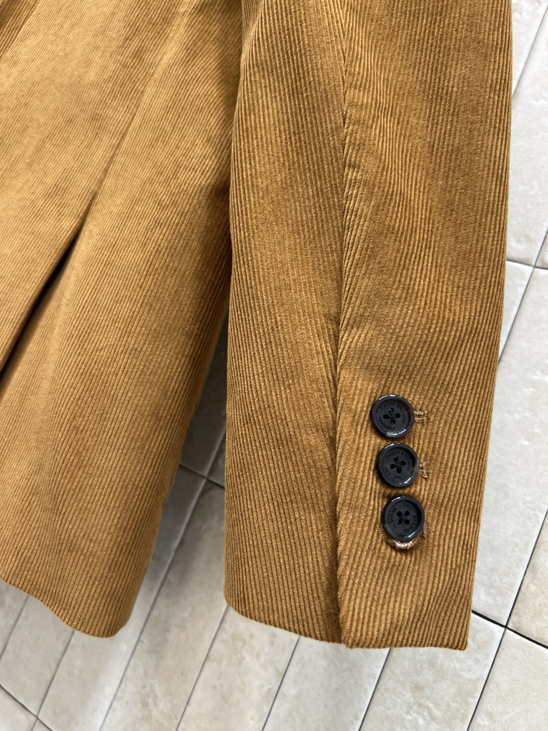 TB家 25秋冬新款 灯芯绒西装外套 超高颜值 一秒提升气质感 西装小翻领 YB定制的经典彩条元素里衬 