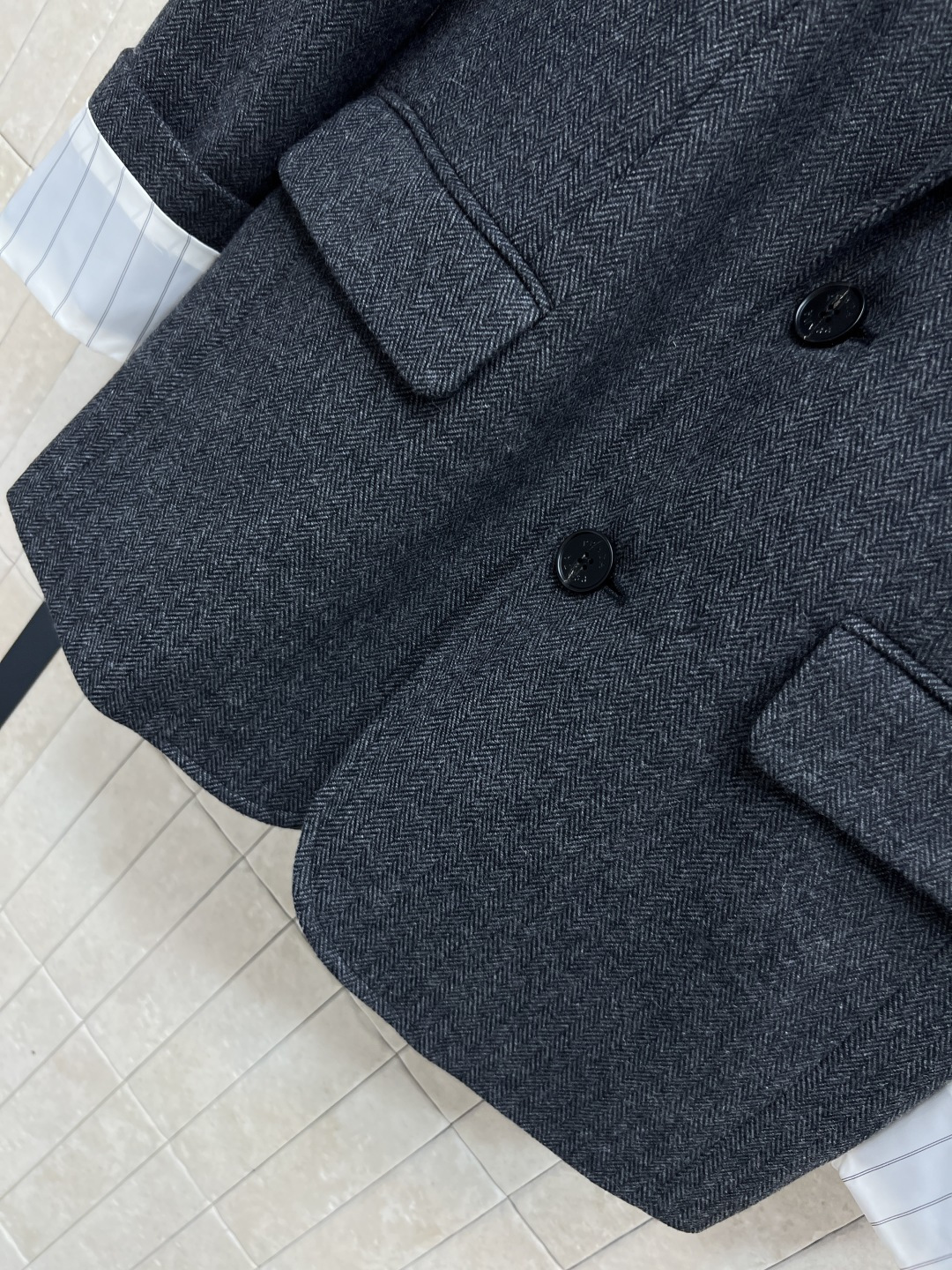 PD家 25秋冬新款 羊毛西装外套 时髦气质代表 两粒扣西装版型 拼接条纹衣袖配有Logo徽标点缀 彰显