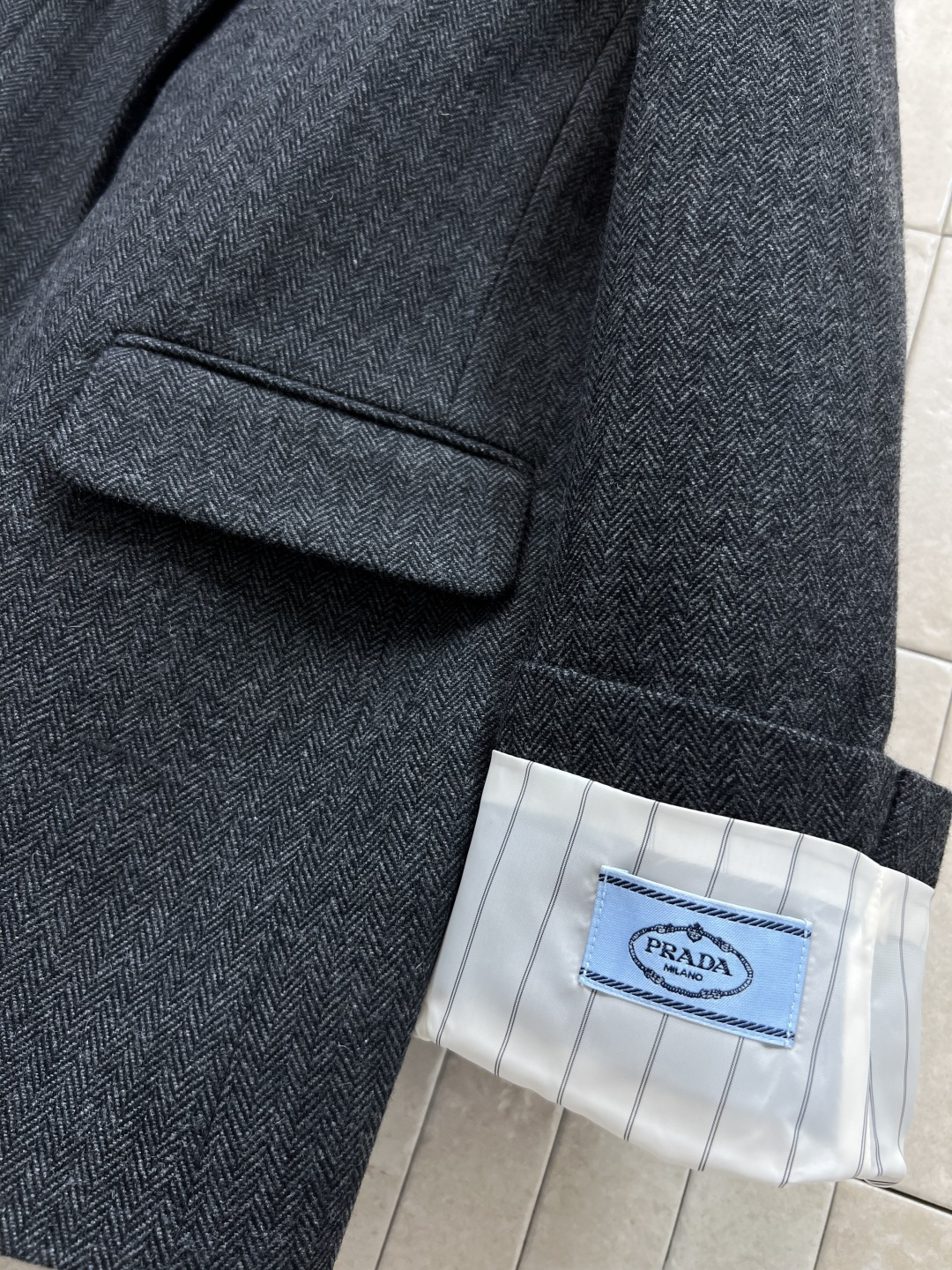 PD家 25秋冬新款 羊毛西装外套 时髦气质代表 两粒扣西装版型 拼接条纹衣袖配有Logo徽标点缀 彰显