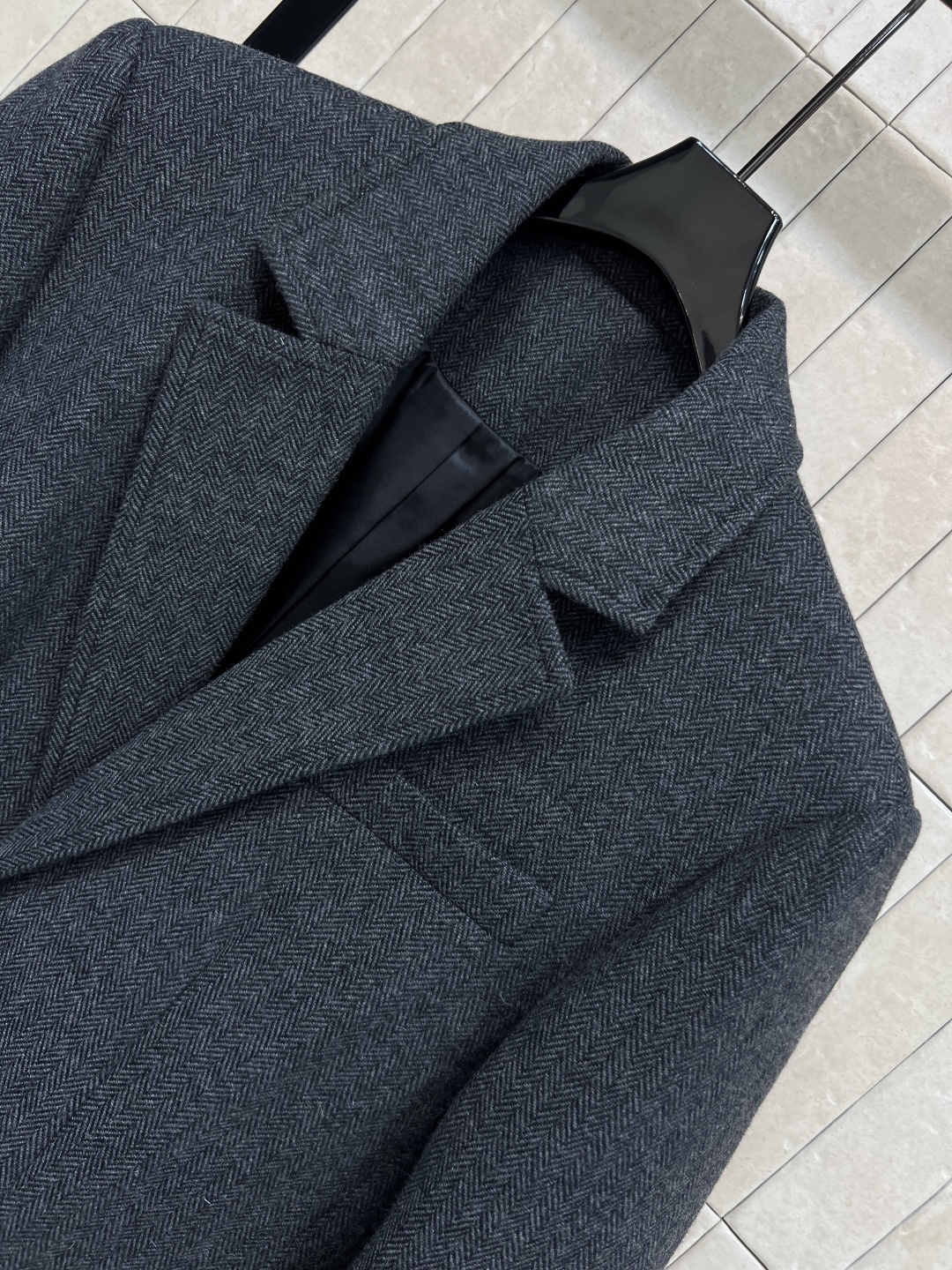 PD家 25秋冬新款 羊毛西装外套 时髦气质代表 两粒扣西装版型 拼接条纹衣袖配有Logo徽标点缀 彰显