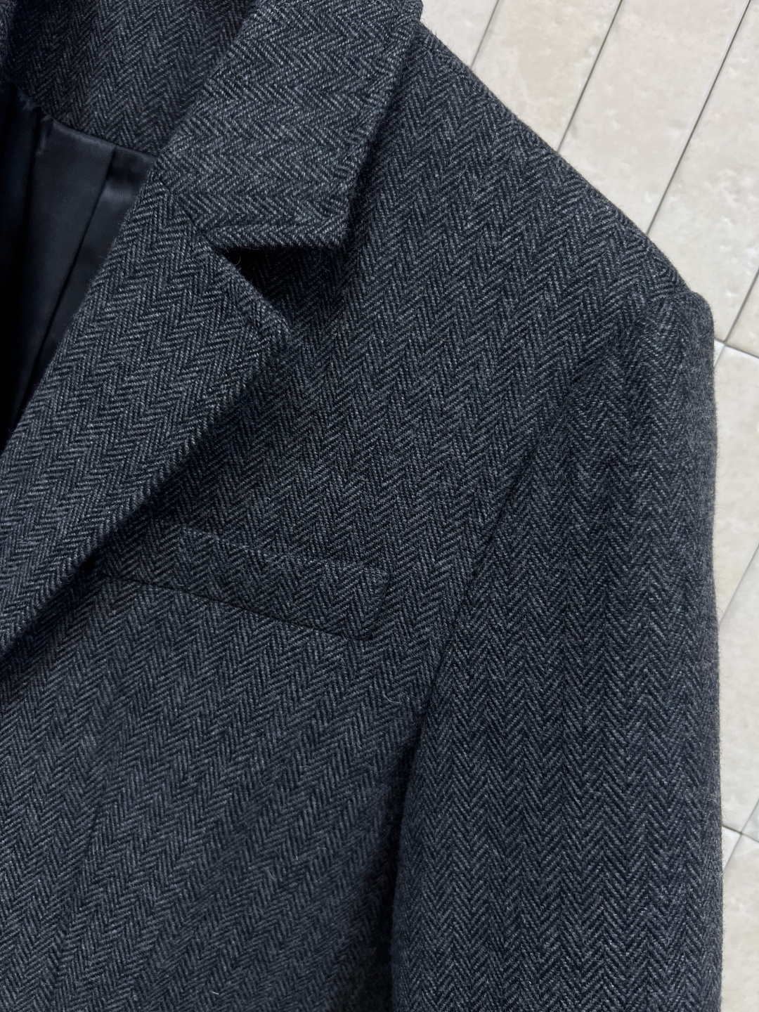 PD家 25秋冬新款 羊毛西装外套 时髦气质代表 两粒扣西装版型 拼接条纹衣袖配有Logo徽标点缀 彰显