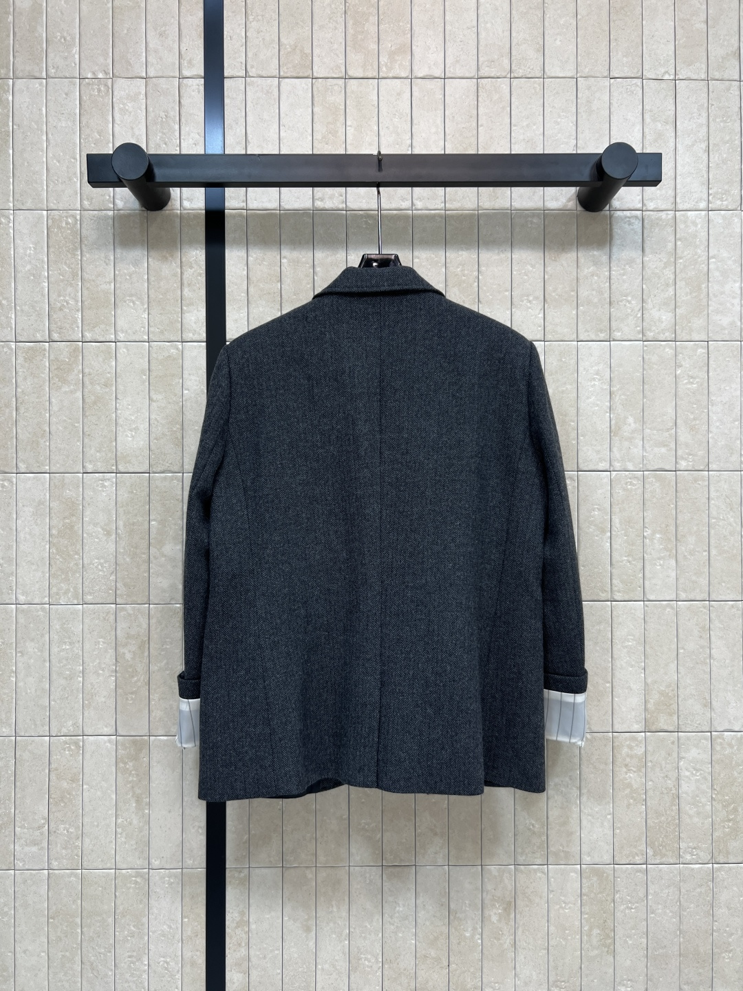 PD家 25秋冬新款 羊毛西装外套 时髦气质代表 两粒扣西装版型 拼接条纹衣袖配有Logo徽标点缀 彰显