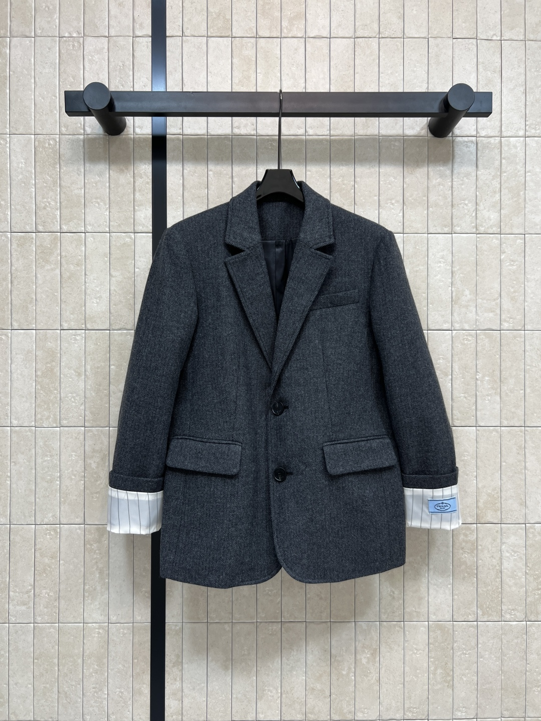 NO:560351,PD Home 25 new autumn and winter style wool suit jacket represents fashionable temperament. Two-button suit version. Spliced ​​striped sleeves are decorated with logos to highlight the brand charm. Just right silhouette and tailoring. Casual suit style will be more energetic and make your legs look longer. Suitable for both formal occasions and casual gatherings. Three codes in one color SML, dior, jackets & coats, business suit, alexander wang19860909PD家 25秋冬新款 羊毛西装外套 时髦气质代表 两粒扣西装版型 拼接条纹衣袖配有Logo徽标点缀 彰显品牌魅力 恰到好处的廓形剪裁 休闲的西装款 会更加活力和显长腿心机 无论是正式场合还是休闲聚会都很合适 一色三码 SML,,dior,jackets & coats,business suit,alexander wang,Women's clothing