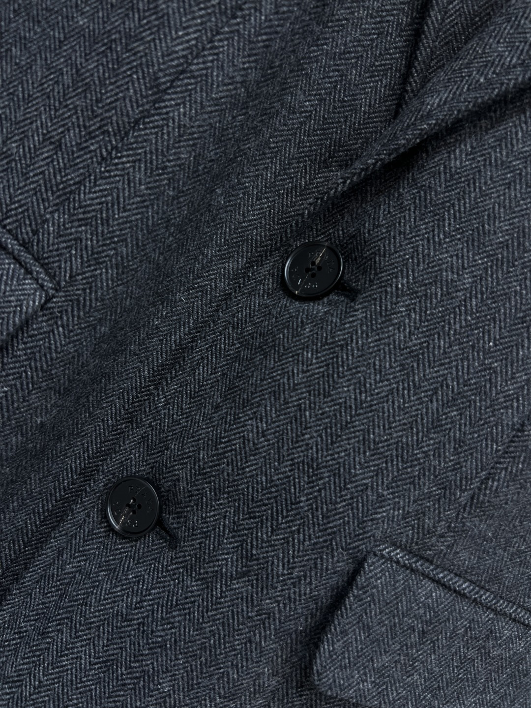 PD家 25秋冬新款 羊毛西装外套 时髦气质代表 两粒扣西装版型 拼接条纹衣袖配有Logo徽标点缀 彰显