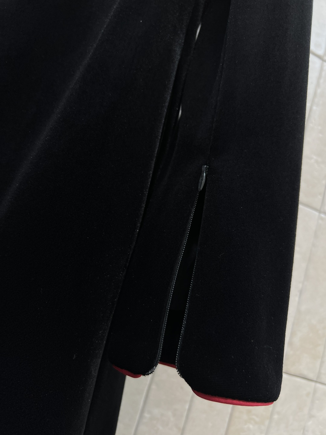 D家 25秋冬新款 单排扣丝绒长袖连衣裙 立领撞色红扣饰单排扣装饰的设计 层次感很丰富 直筒微收腰版型 