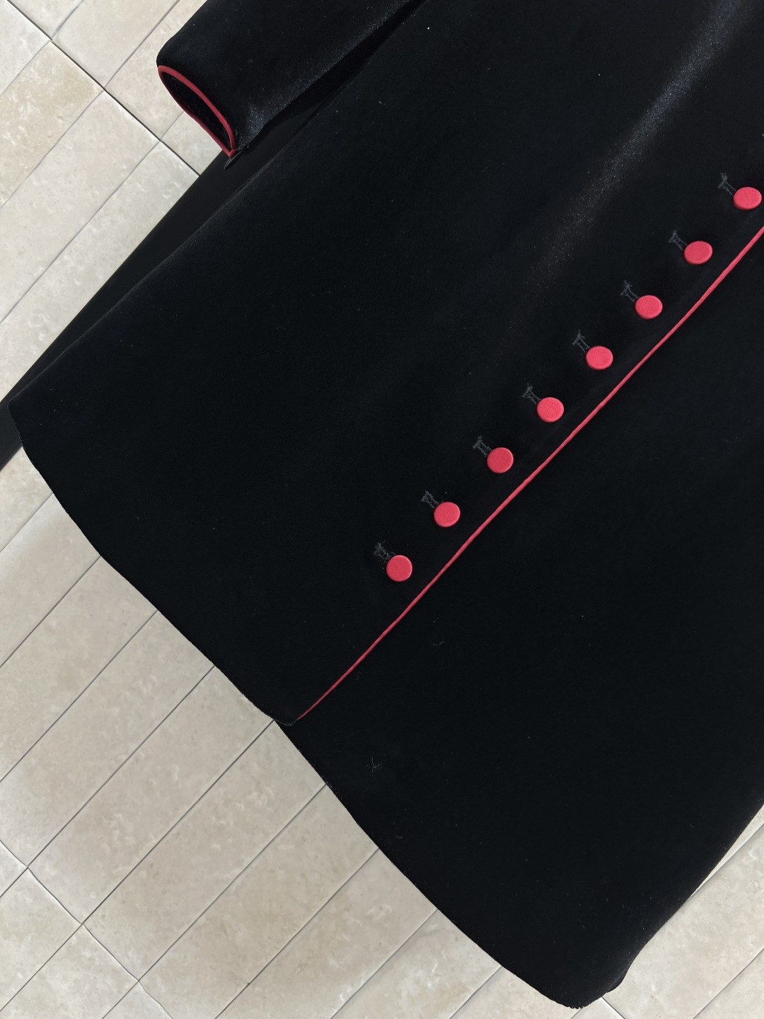 D家 25秋冬新款 单排扣丝绒长袖连衣裙 立领撞色红扣饰单排扣装饰的设计 层次感很丰富 直筒微收腰版型 