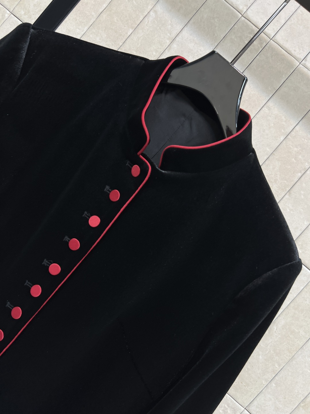 D家 25秋冬新款 单排扣丝绒长袖连衣裙 立领撞色红扣饰单排扣装饰的设计 层次感很丰富 直筒微收腰版型 