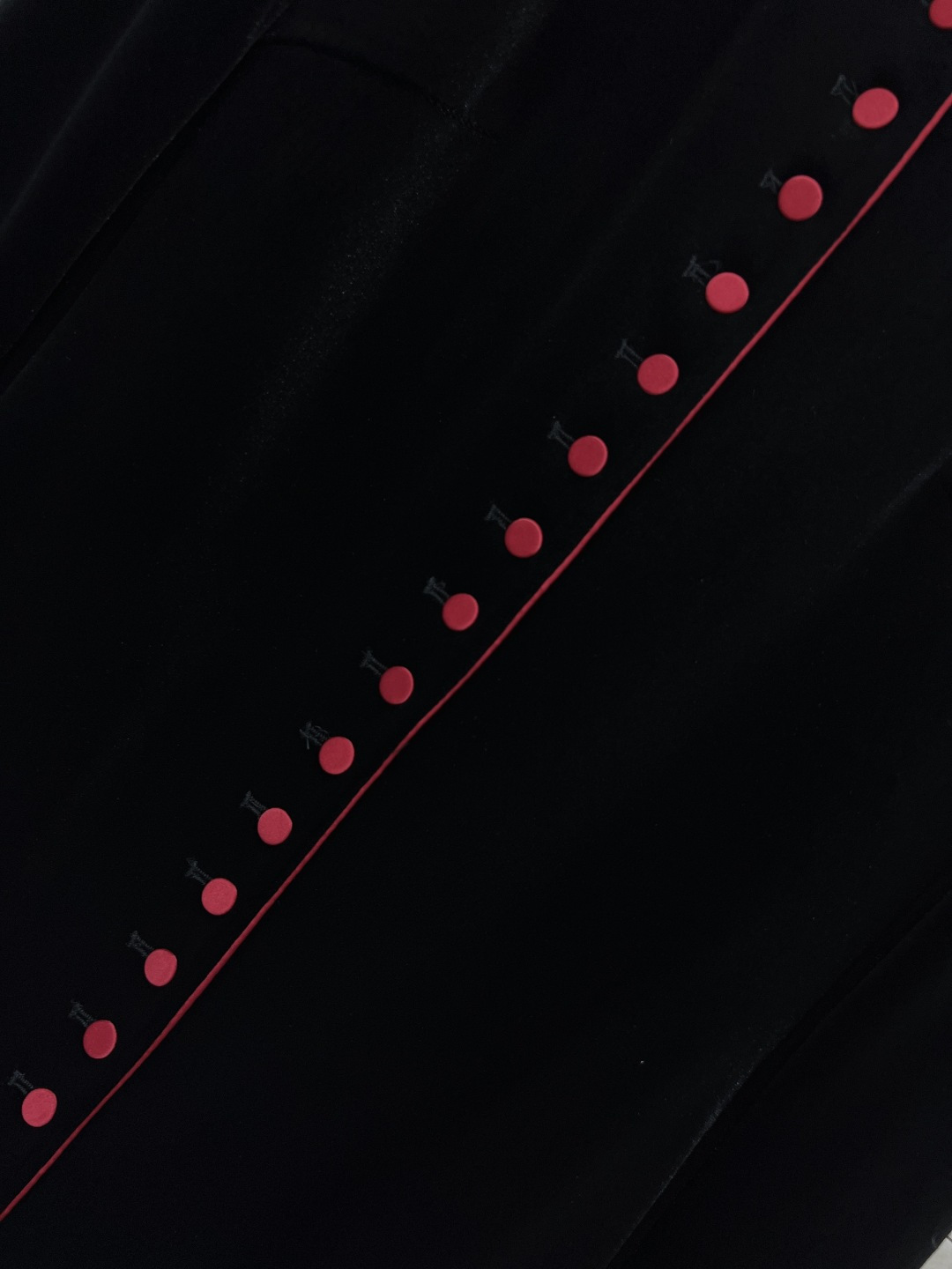 D家 25秋冬新款 单排扣丝绒长袖连衣裙 立领撞色红扣饰单排扣装饰的设计 层次感很丰富 直筒微收腰版型 