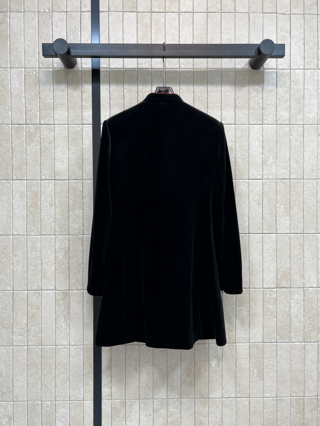 D家 25秋冬新款 单排扣丝绒长袖连衣裙 立领撞色红扣饰单排扣装饰的设计 层次感很丰富 直筒微收腰版型 