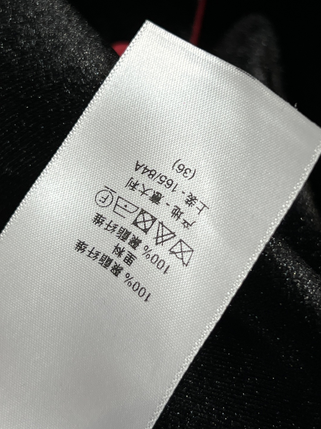 D家 25秋冬新款 单排扣丝绒长袖连衣裙 立领撞色红扣饰单排扣装饰的设计 层次感很丰富 直筒微收腰版型 