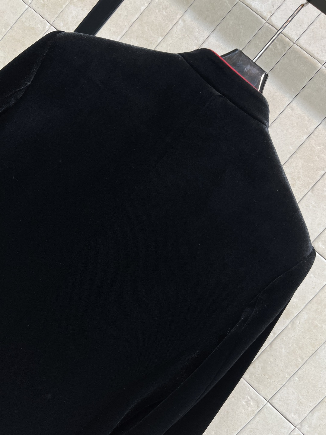 D家 25秋冬新款 单排扣丝绒长袖连衣裙 立领撞色红扣饰单排扣装饰的设计 层次感很丰富 直筒微收腰版型 